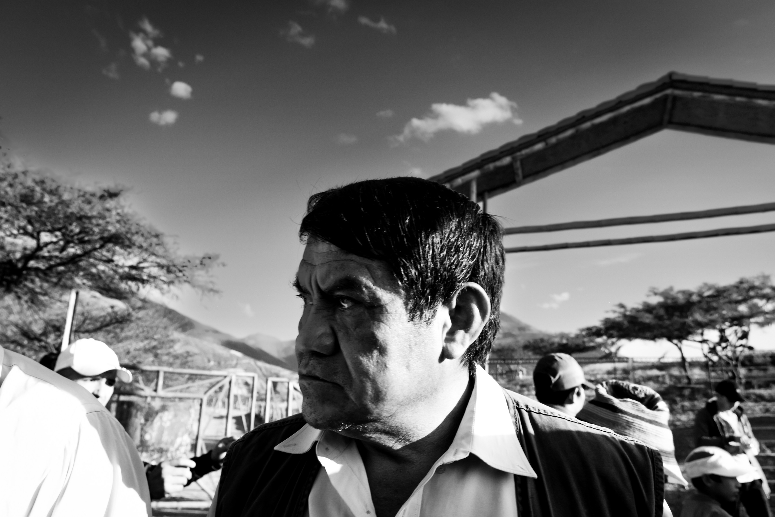 Hombre observa a la Virgen de El Cisne. Catamayo, Loja. ©2019