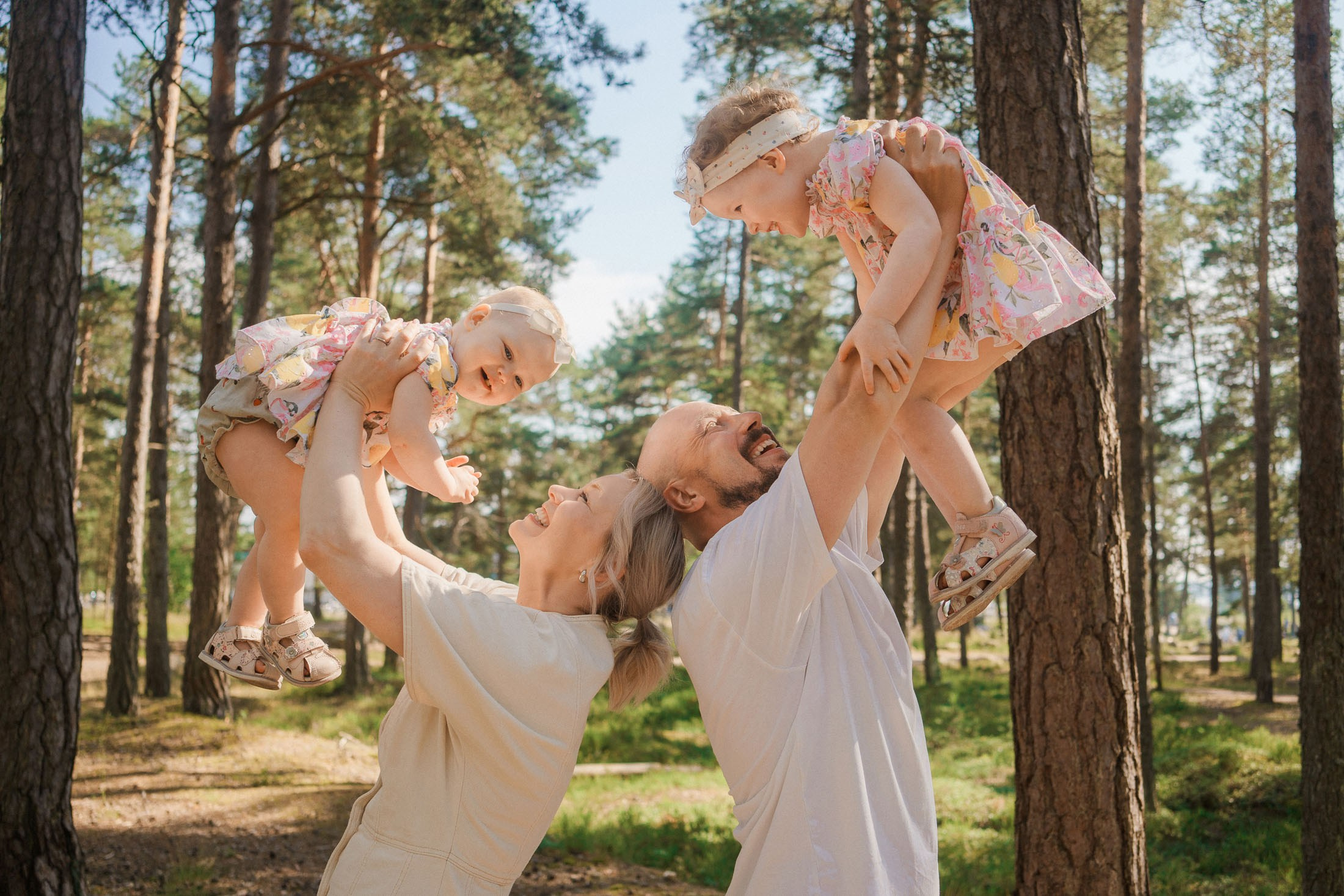 Kesäinen perhekuvaus meren rannalla – aidot hetket ja iloinen tunnelma