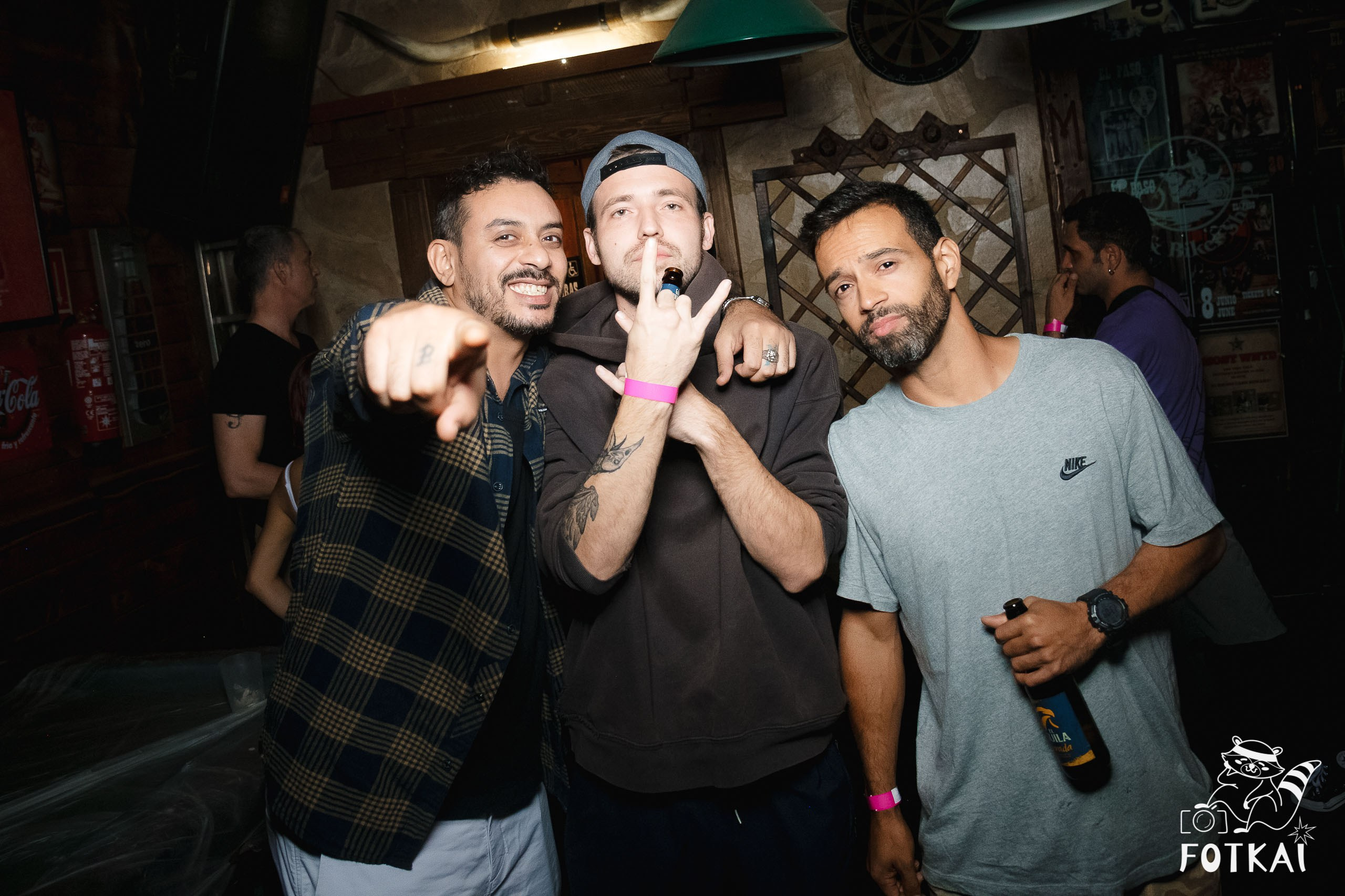 Fiesta Víspera de Festivo en El Paso Rock Bar – Hip Hop Old School | Reportaje fotográfico 08.10.2025 | FOTKAI