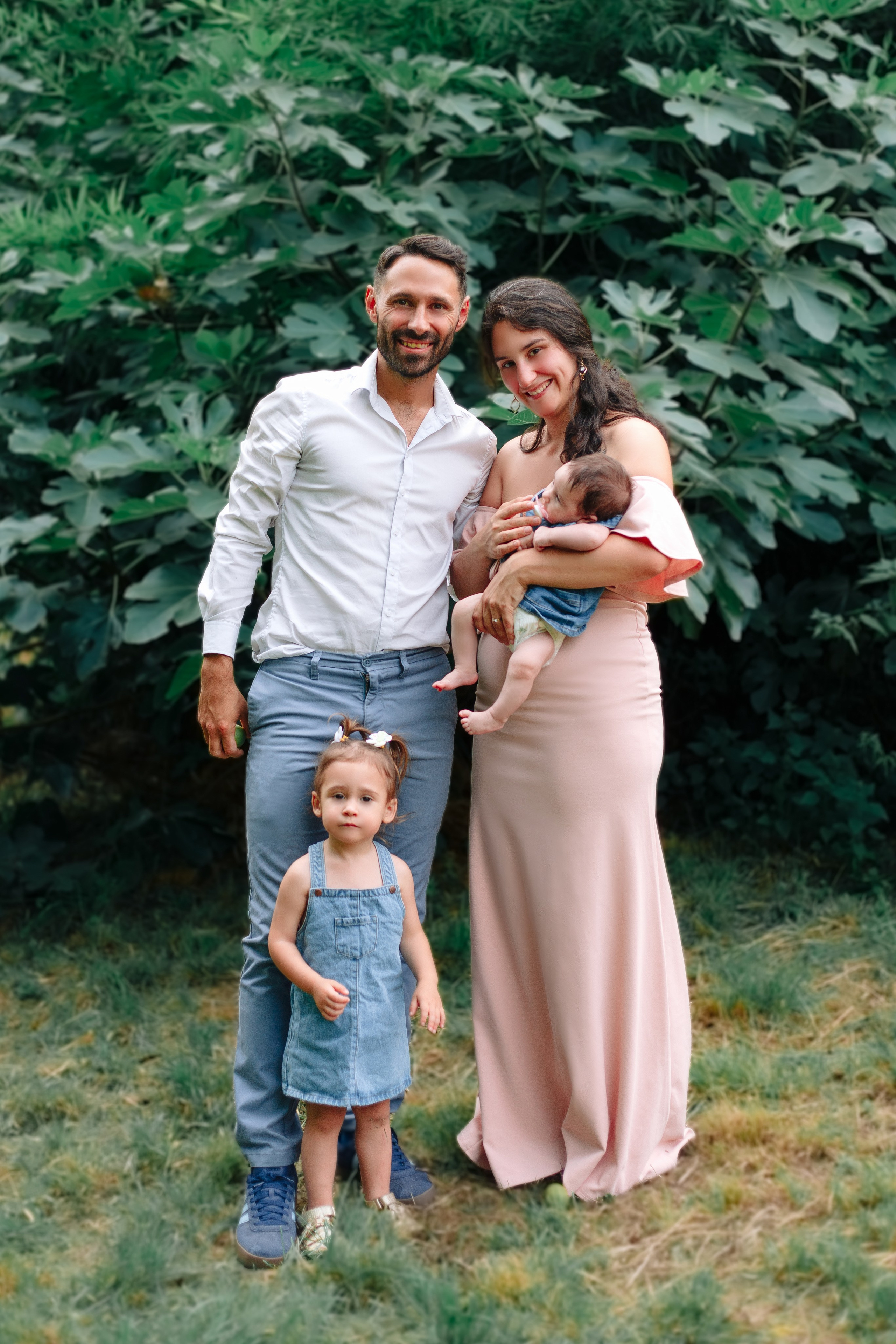 Jeune famille avec deux enfants pendant une séance photo professionnelle