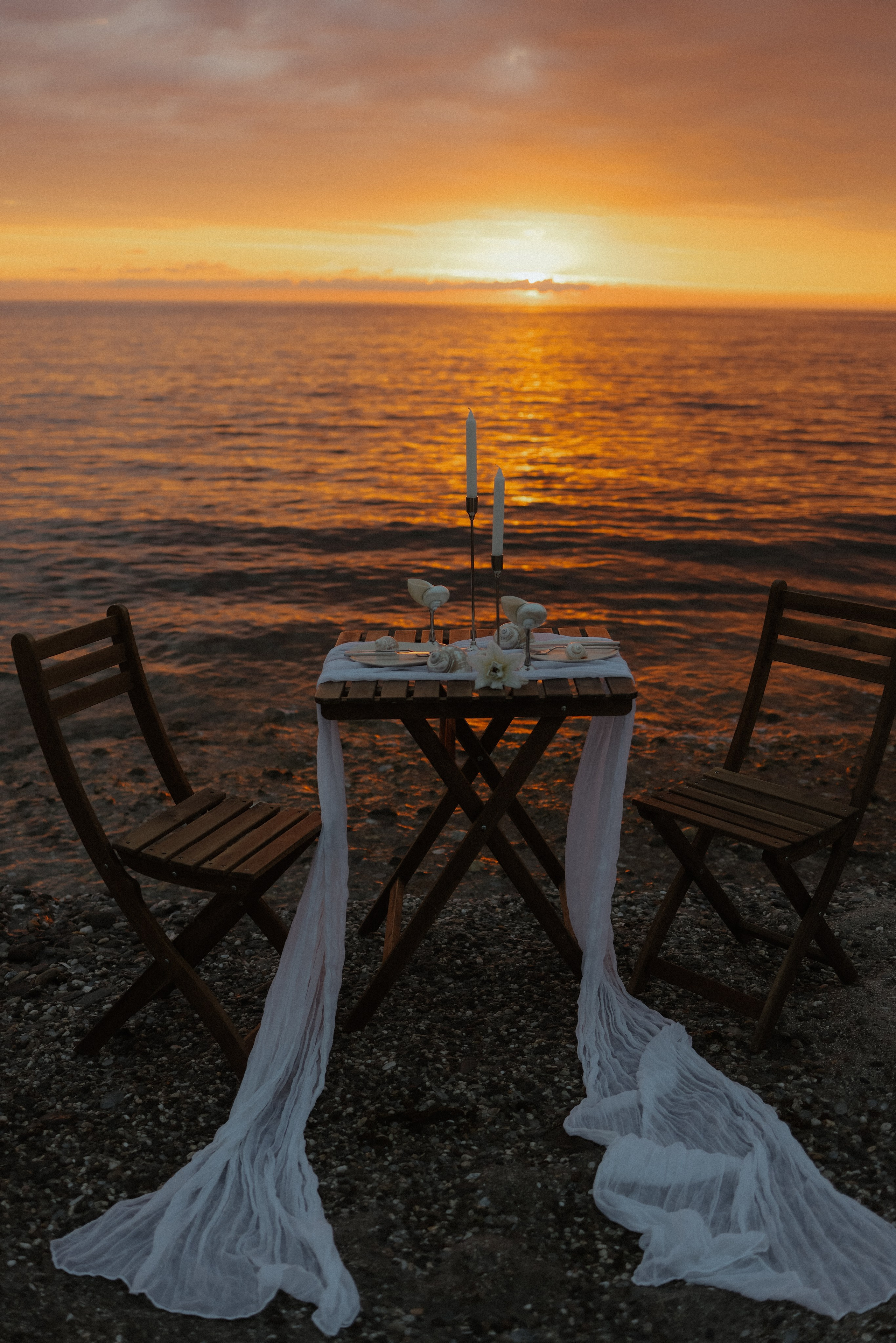 Романтический ужин на двоих у моря в Турции. Оформление стола со свечами, нежными тканями и цветами на фоне заката. Идеально для свиданий, свадебных фотосессий и особых моментов.