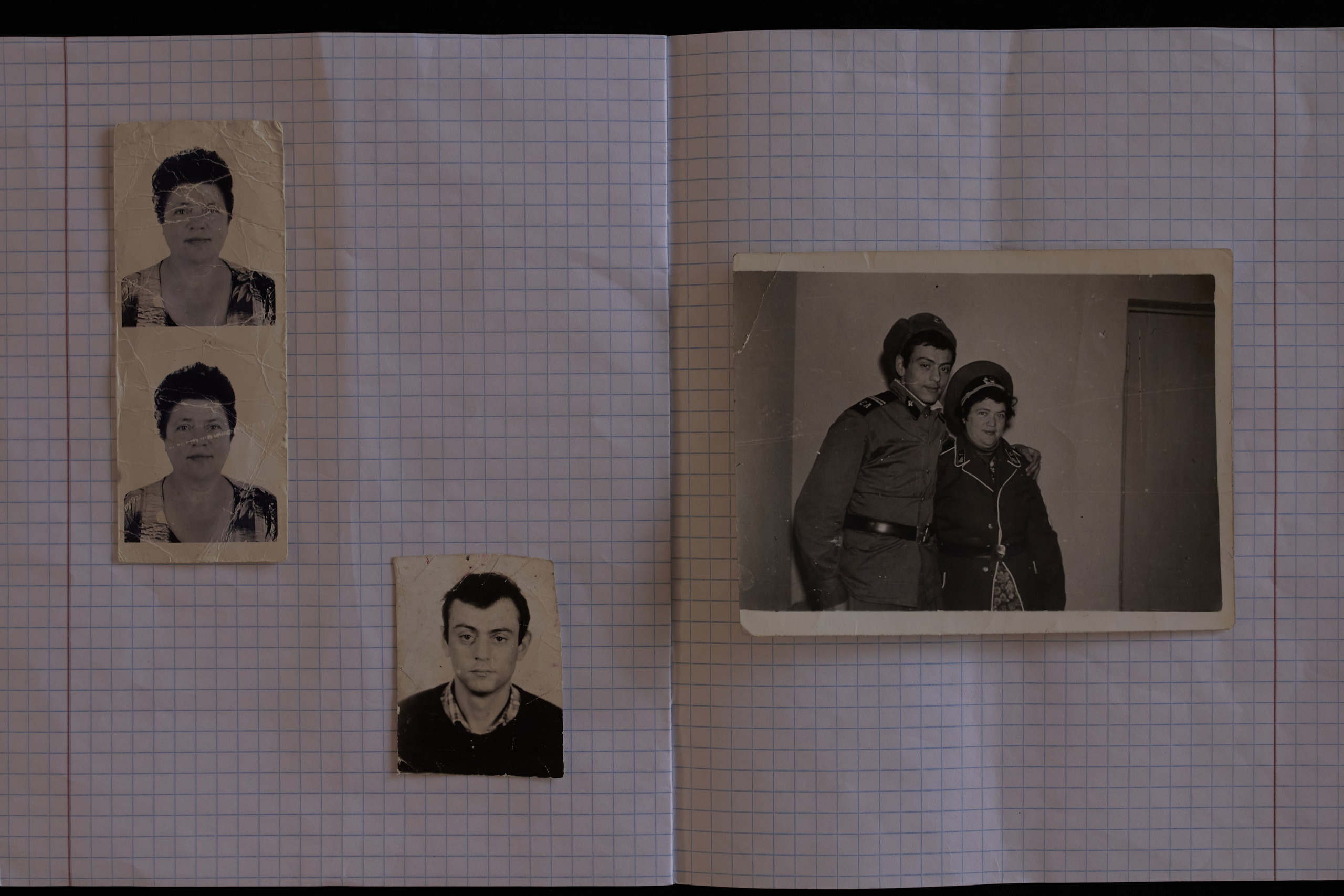 Все началось после смерти отца. На фотографиях бабушка и мой отец.