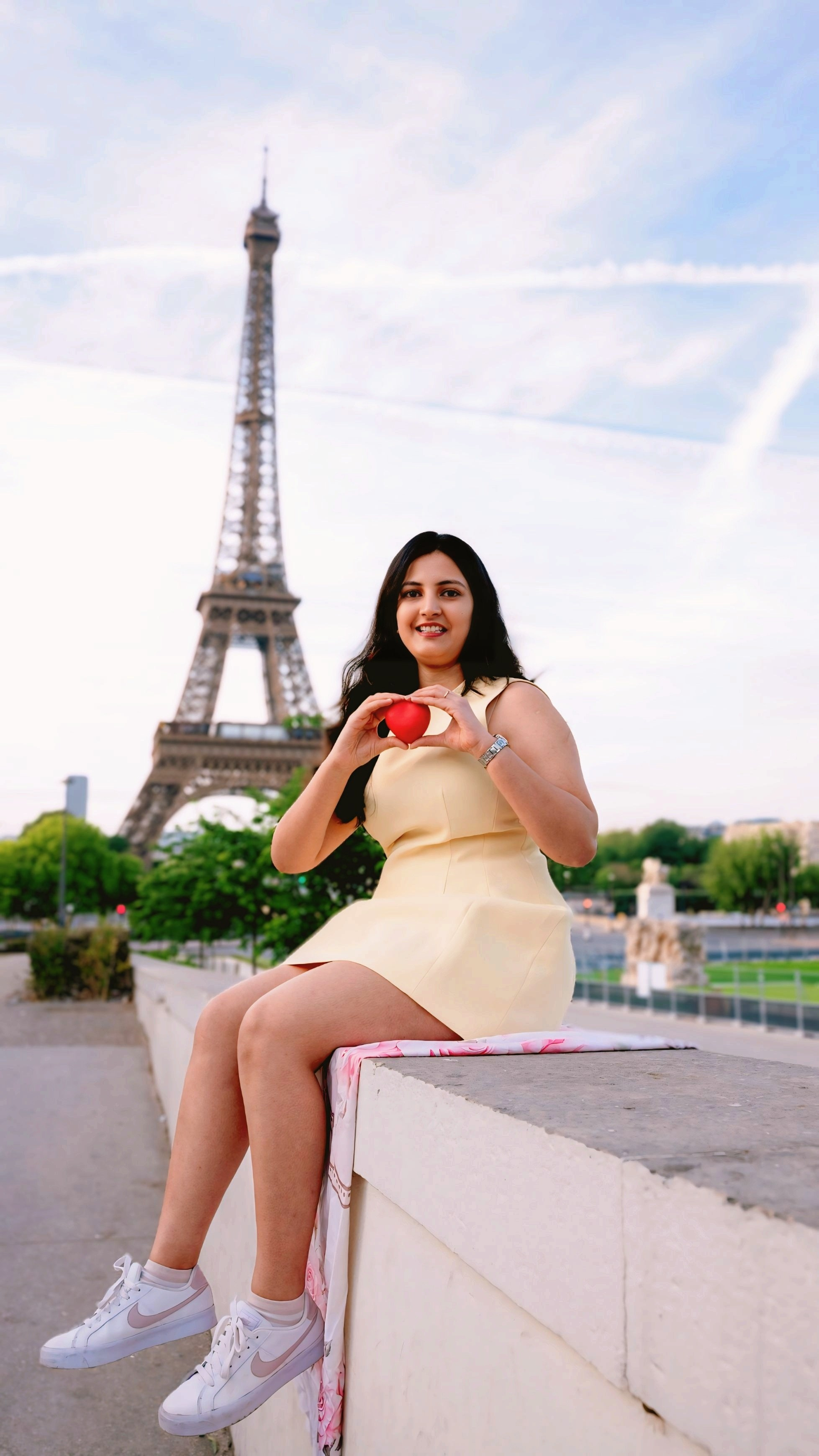 Street photoshoot in Paris. Alina Tagzieva- a photograper in Paris
