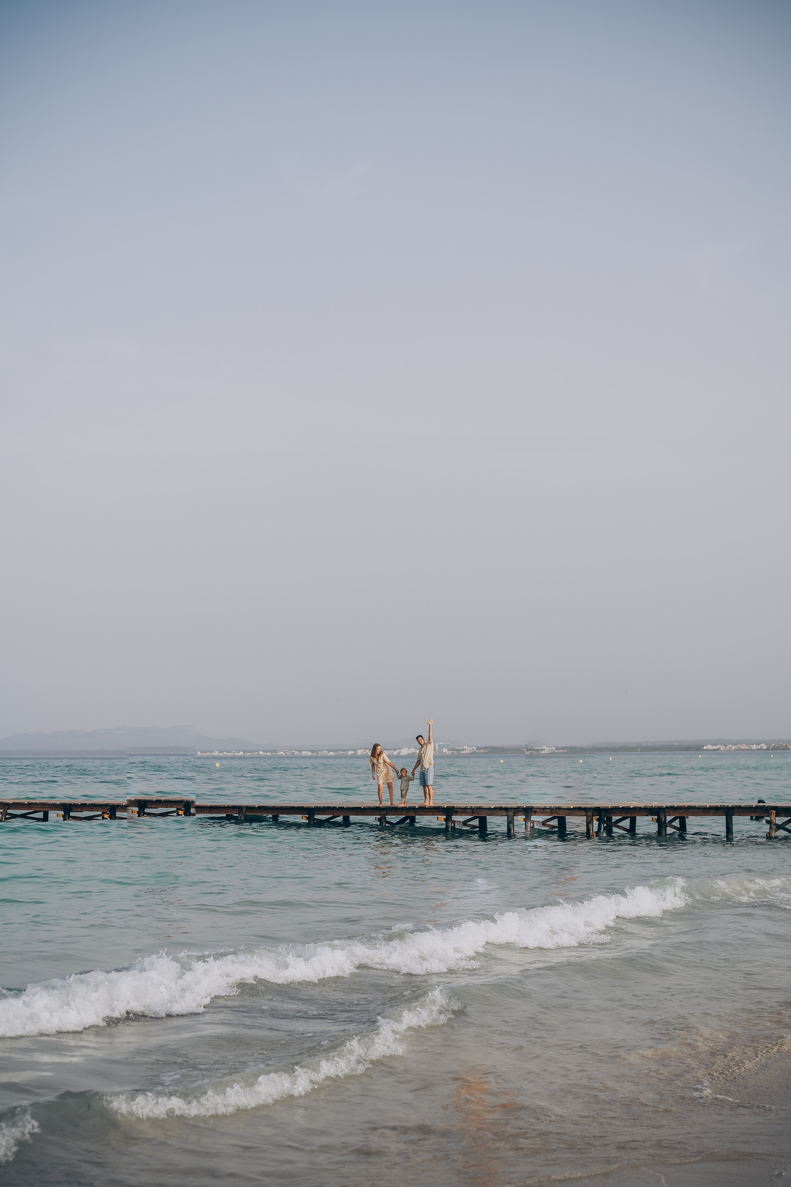 Family photo on the beach of Mallorca. Photographer in Mallorca