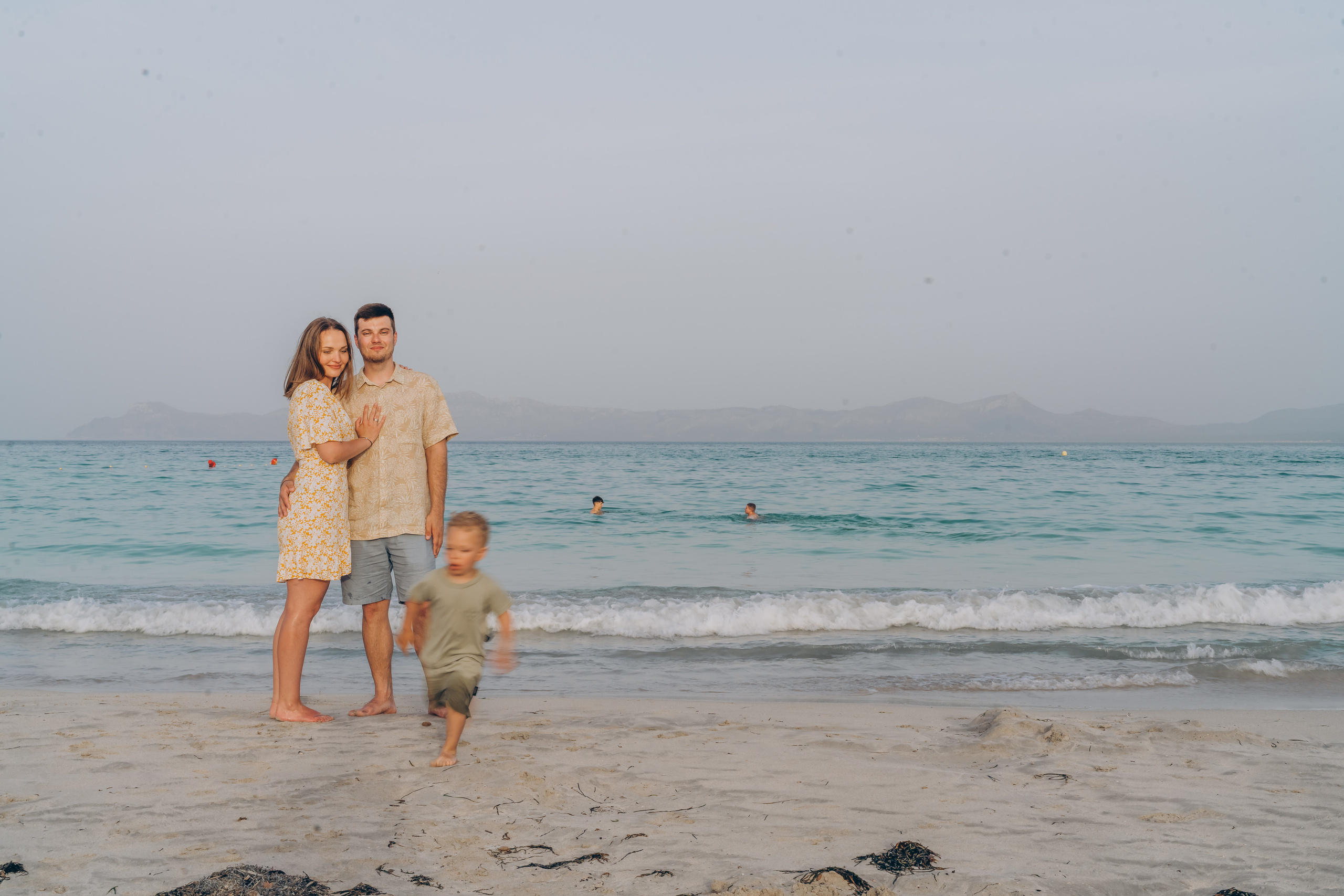 Family photo on the beach of Mallorca. Photographer in Mallorca