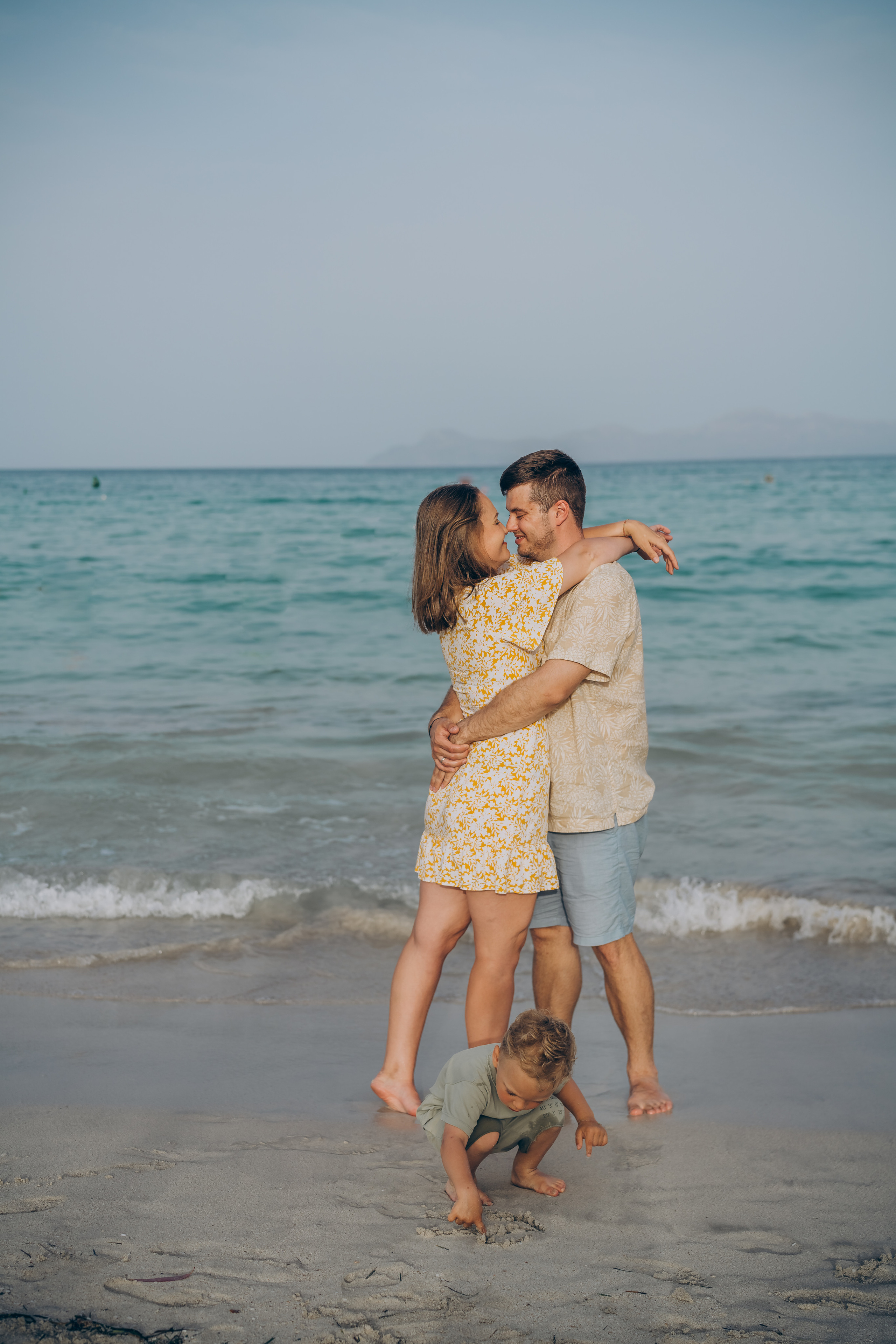 Family photo on the beach of Mallorca. Photographer in Mallorca