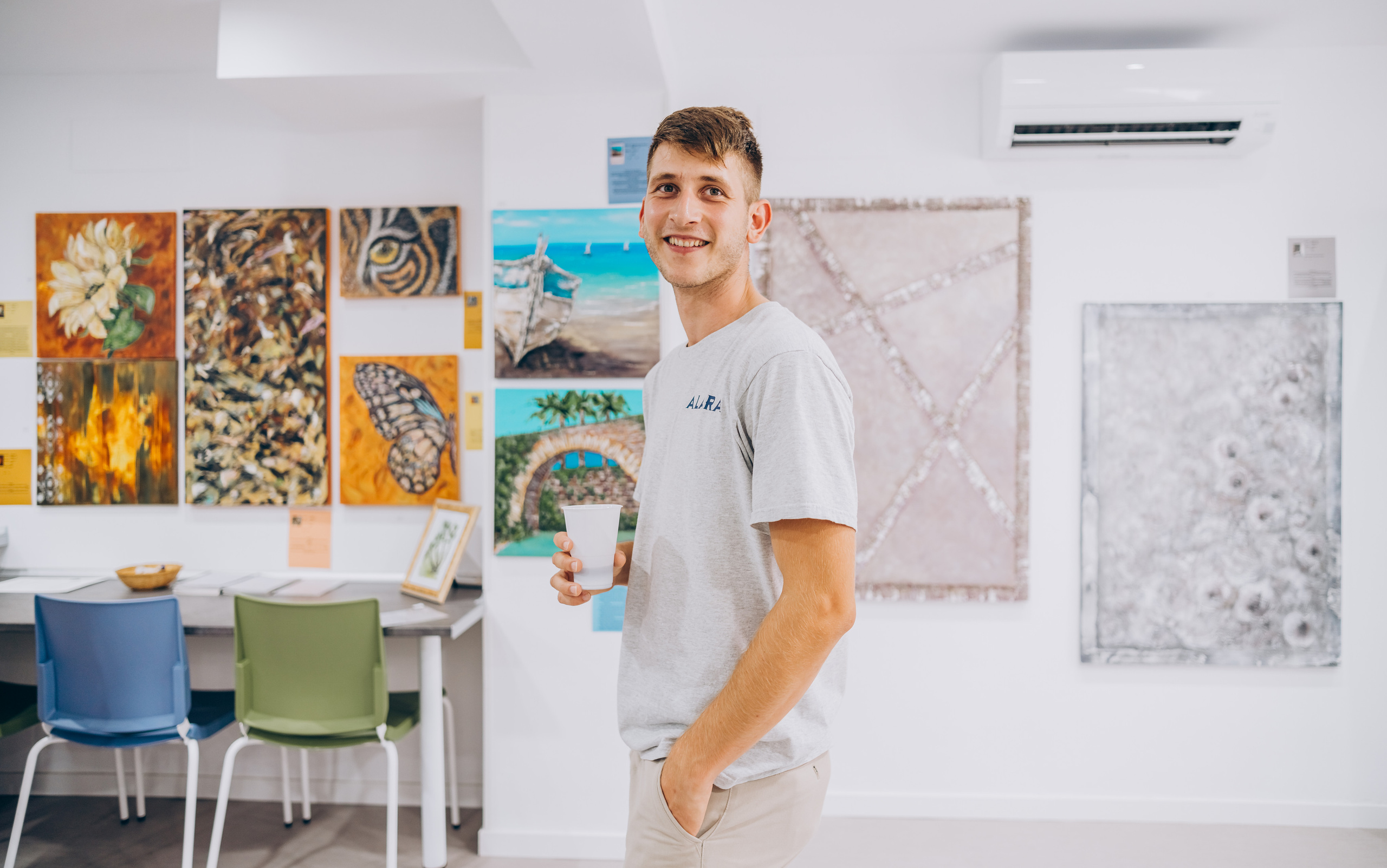 Reportage of the exhibition of paintings. Photographer in Mallorca