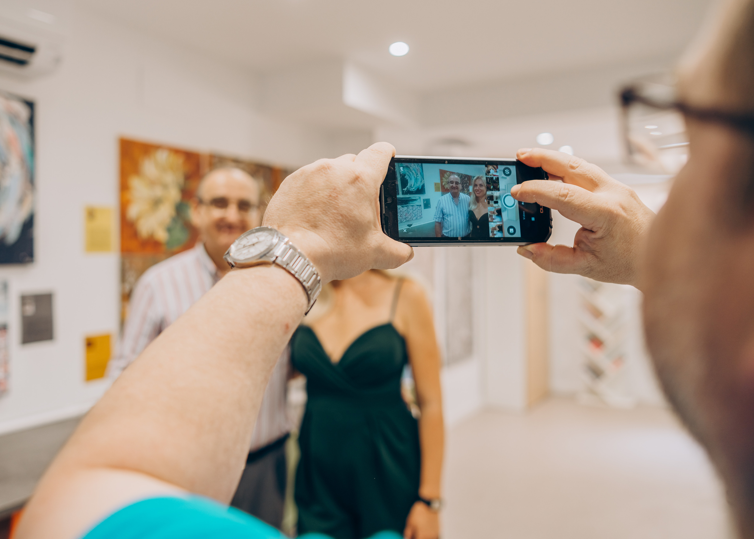 Reportage of the exhibition of paintings. Photographer in Mallorca