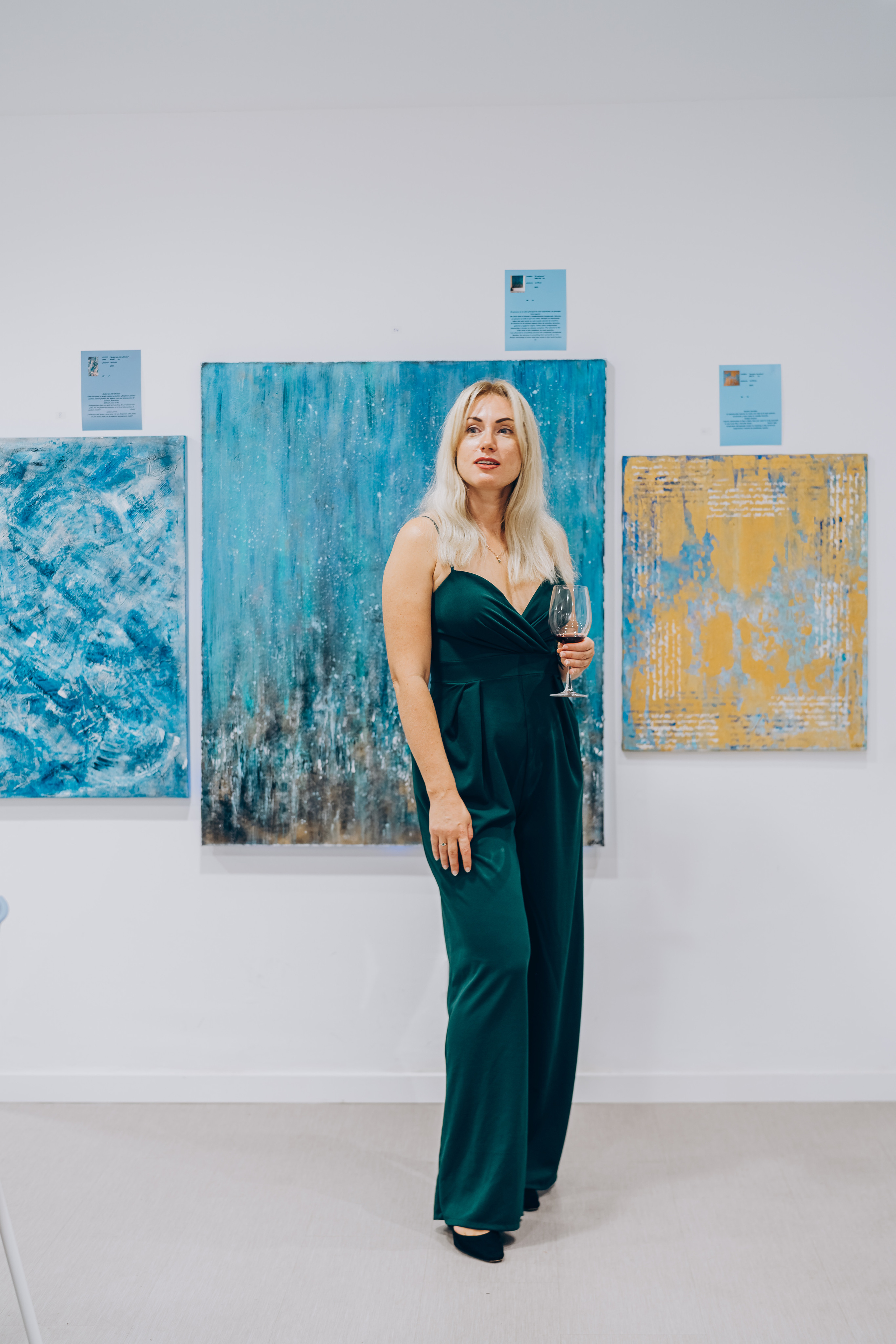 Reportage of the exhibition of paintings. Photographer in Mallorca