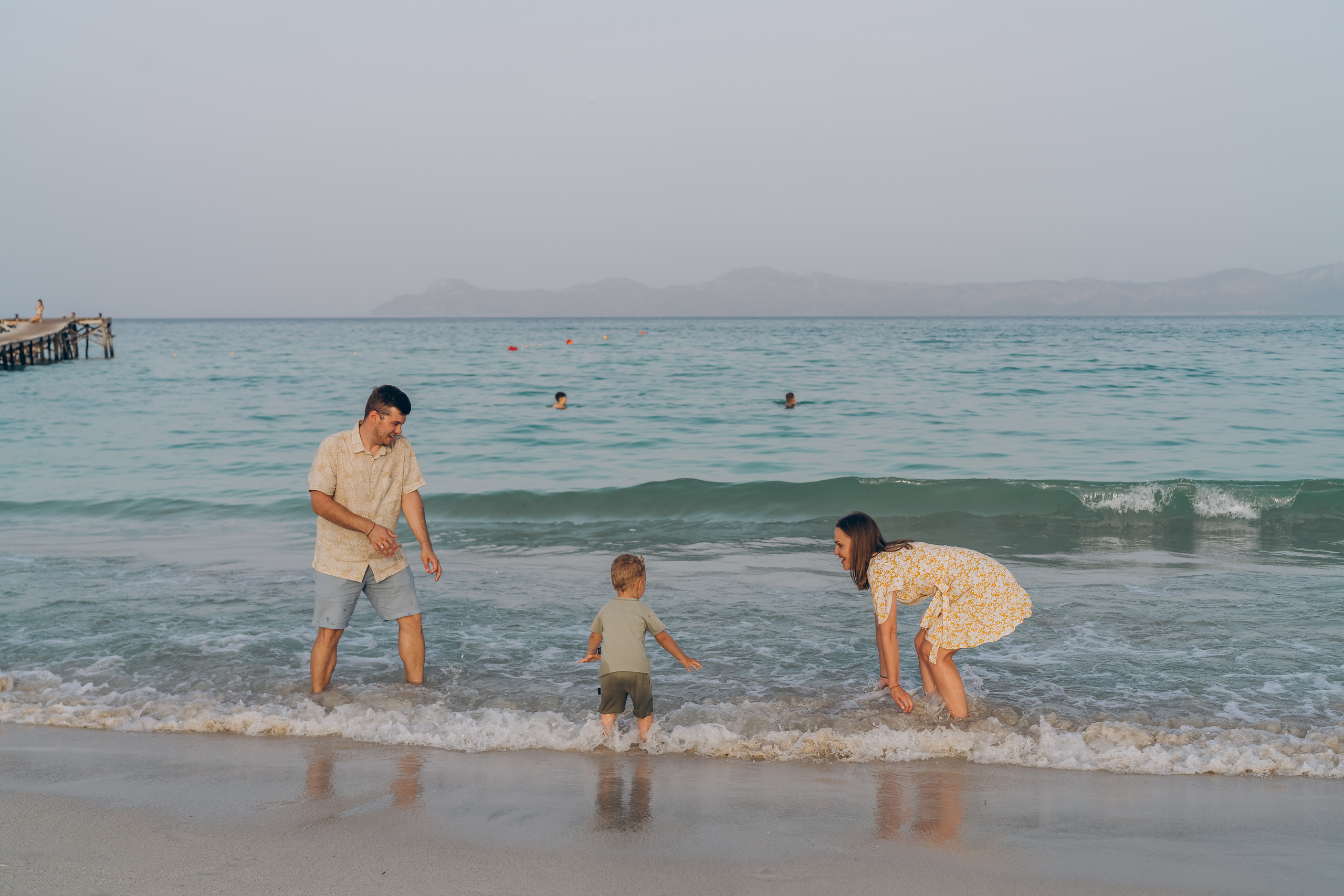 Family photo on the beach of Mallorca. Photographer in Mallorca