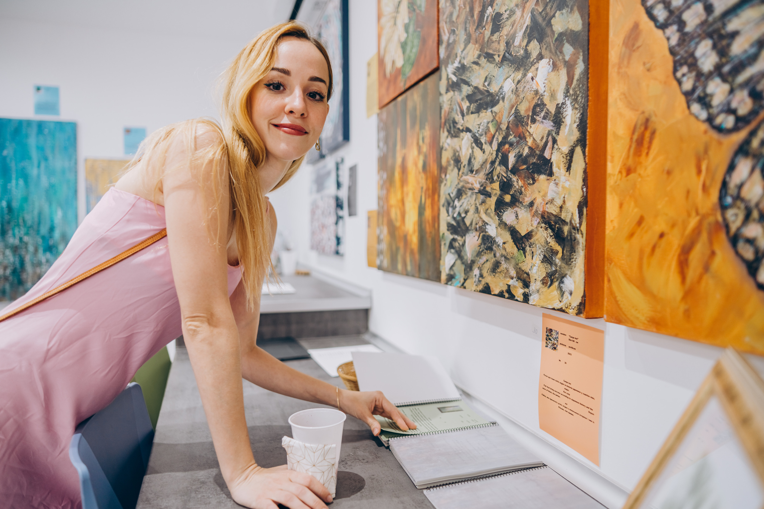 Reportage of the exhibition of paintings. Photographer in Mallorca