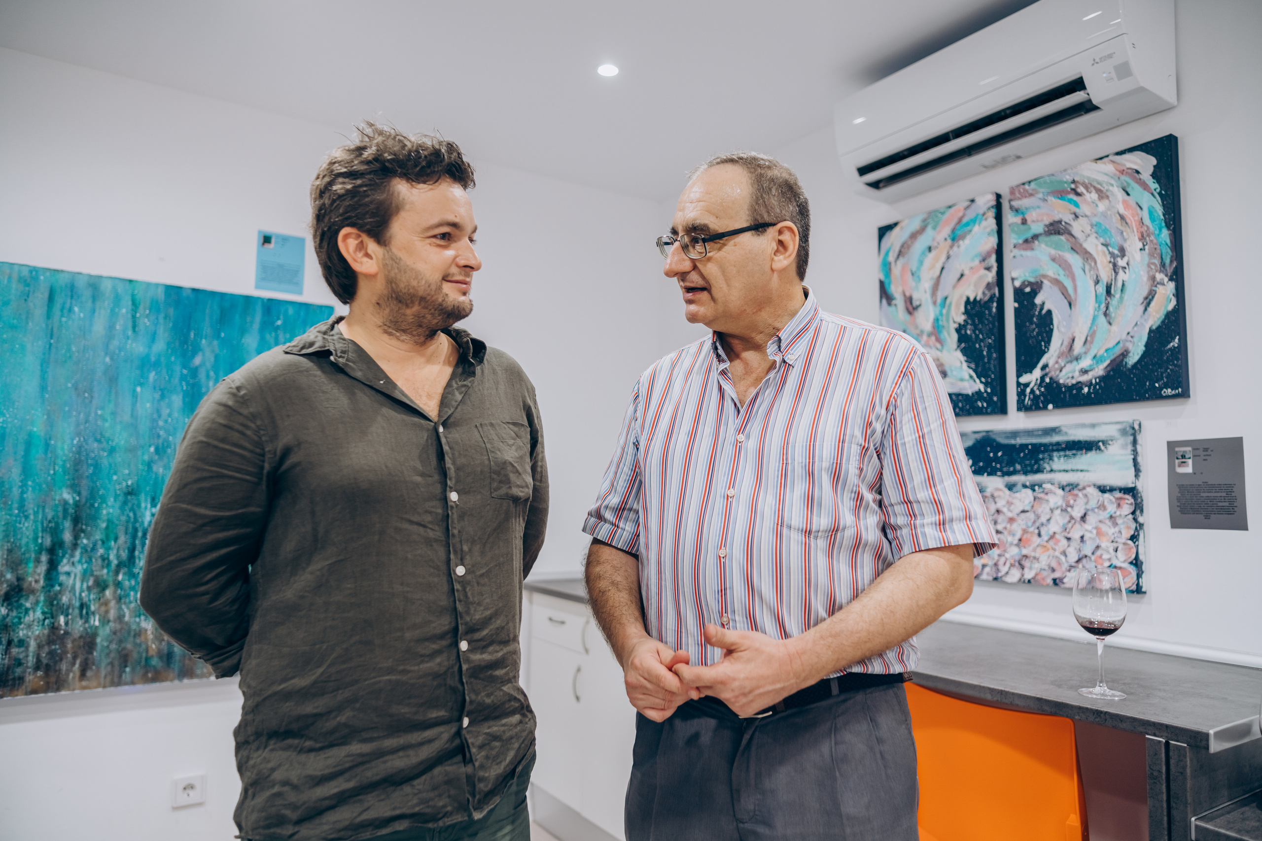 Reportage of the exhibition of paintings. Photographer in Mallorca