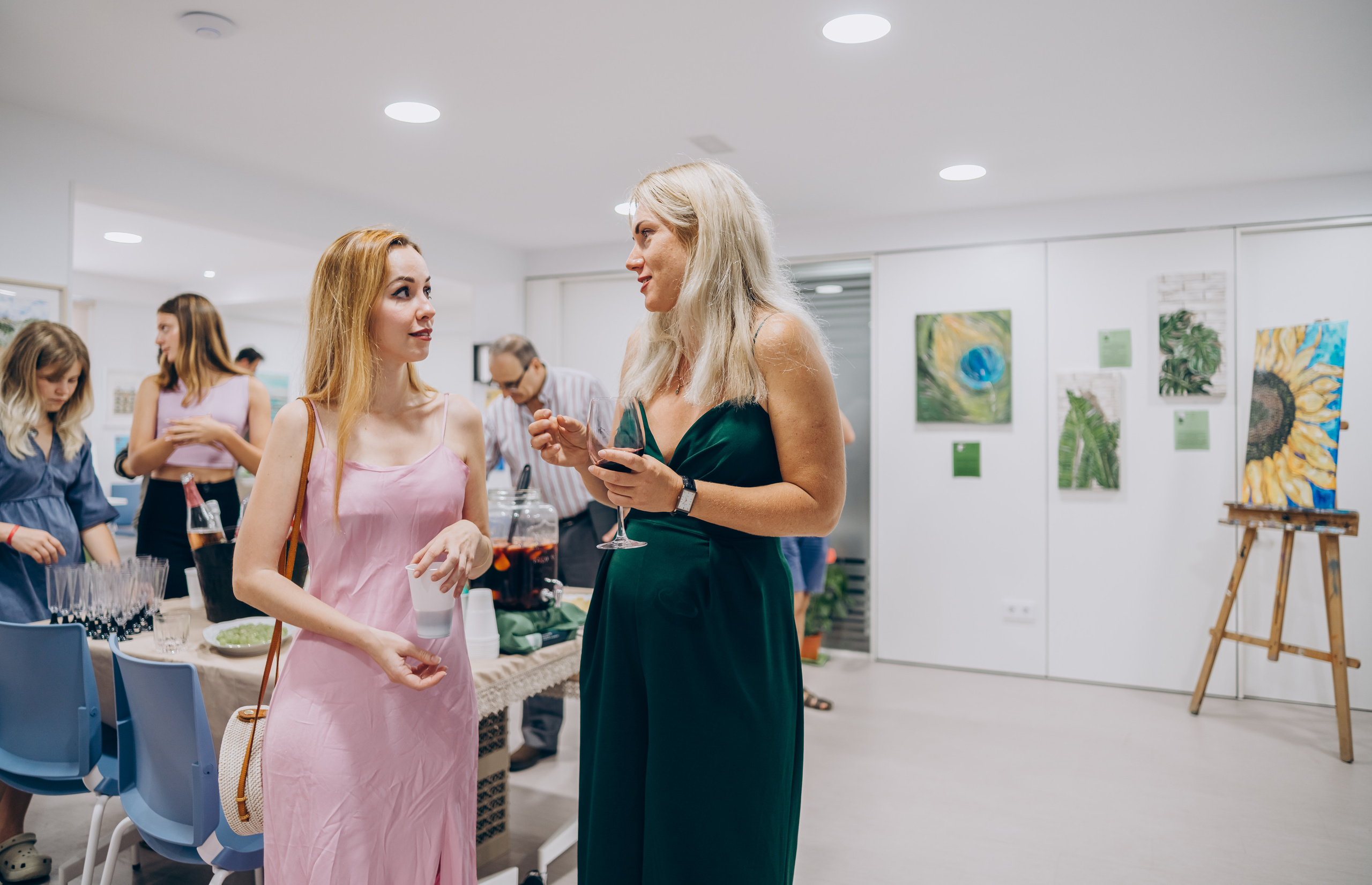 Reportage of the exhibition of paintings. Photographer in Mallorca