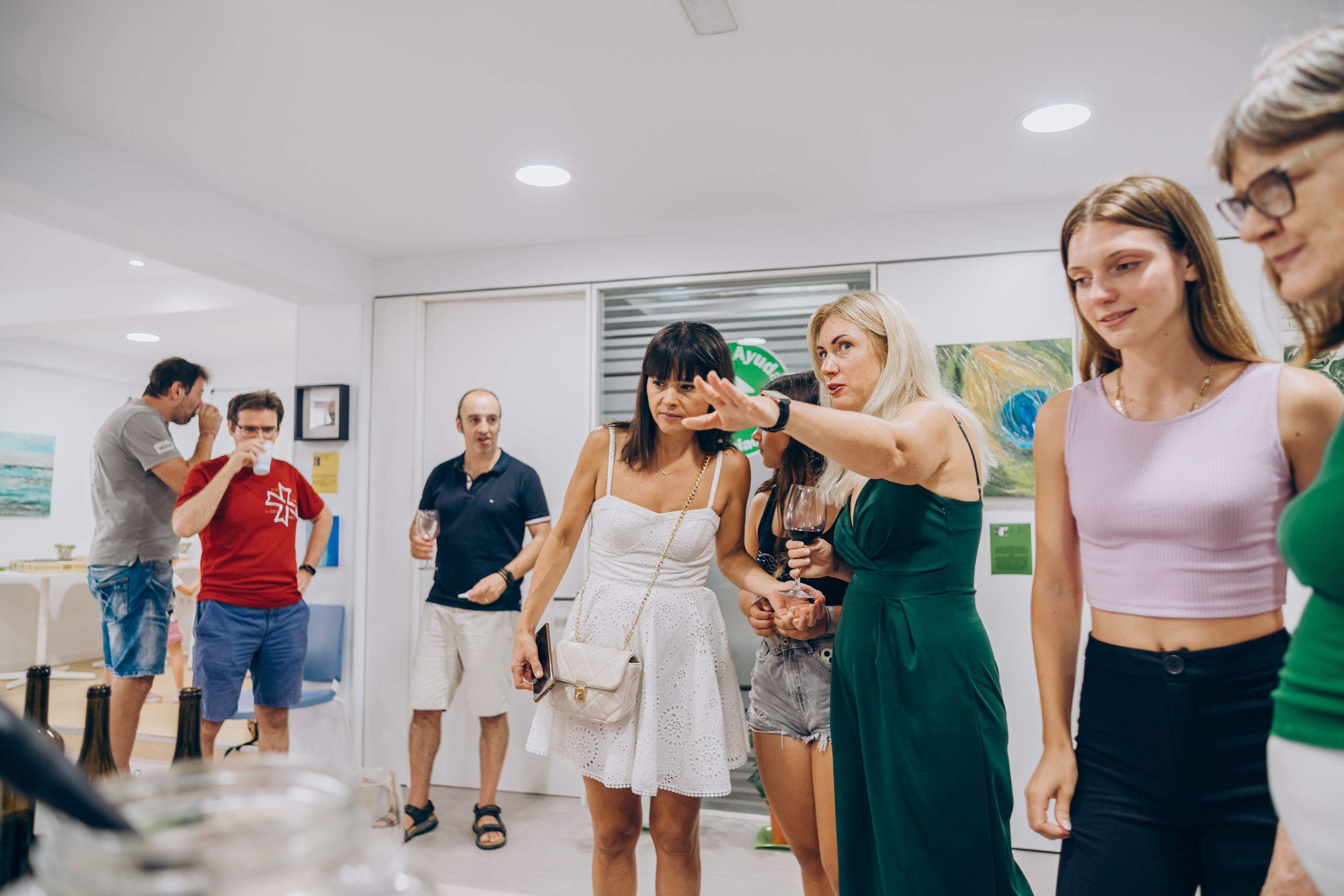 Reportage of the exhibition of paintings. Photographer in Mallorca