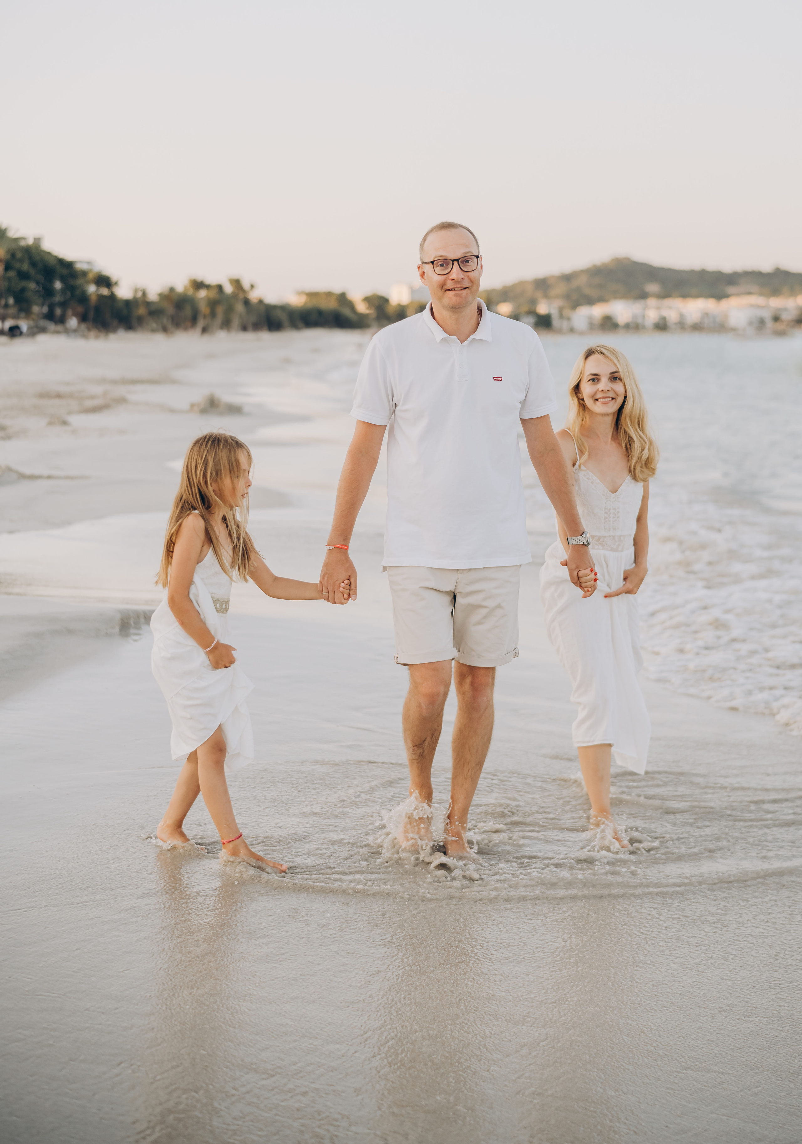 Sunny beach fun: Cherished family moments immortalized through photography in Majorca