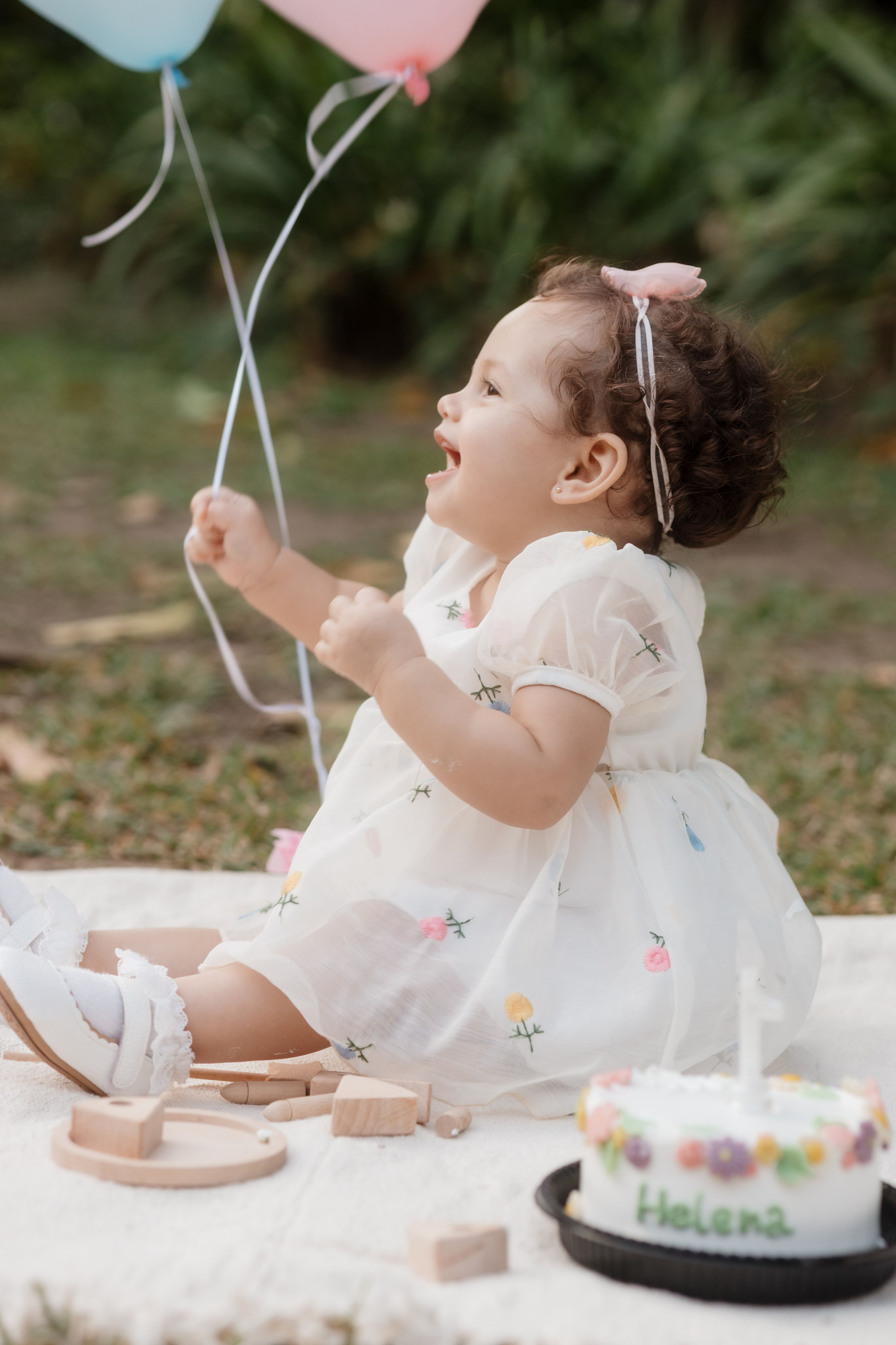 Ensaio de aniversário infantil com bolinho no parque