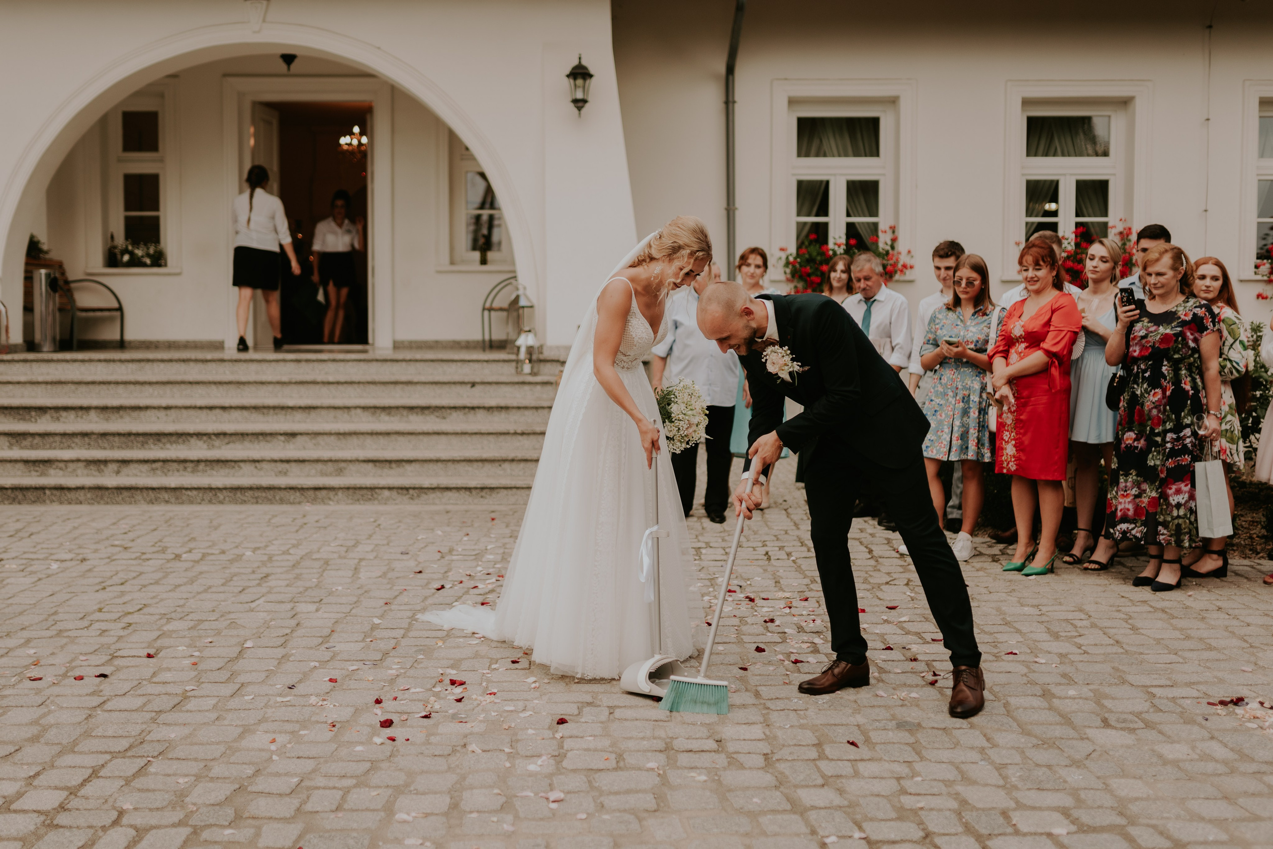 Dwór Wierzbno: plenerowy ślub pod wierzbą. Karkowskafoto - fotografia miłości