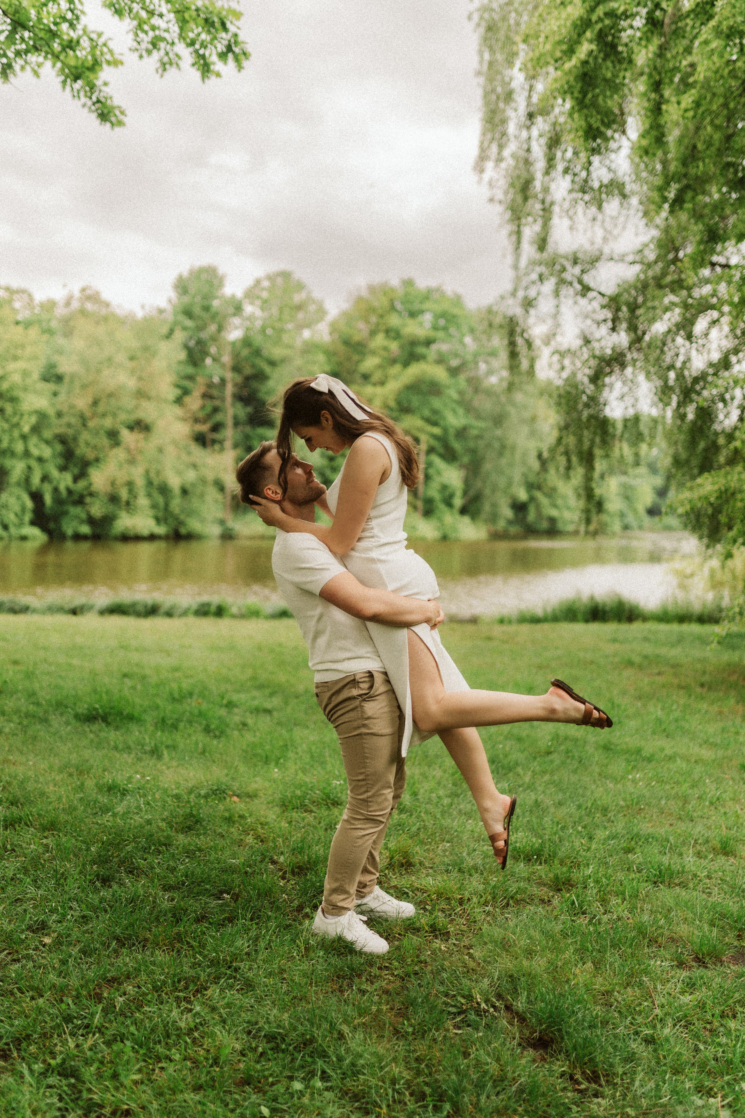 Naturalna sesja narzeczeńska – uśmiech i bliskość w plenerze