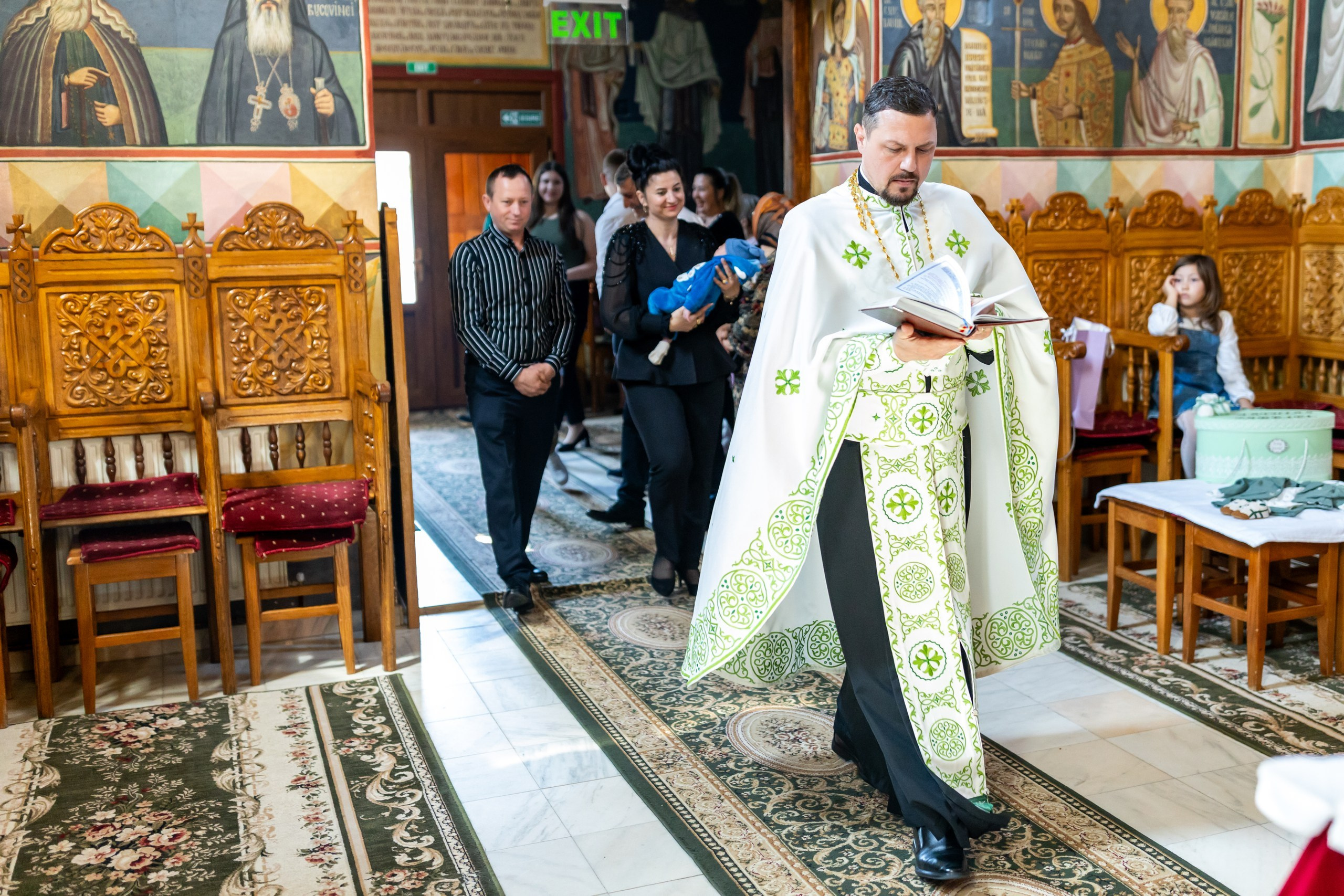 - Preotul ținându-l pe micuțul Mathias Gabriel la botez, în biserica Înălțarea Domnului, Copălău  - Detalii de la botezul lui Mathias – lumânare, trusou și icoană  - Familia lui Mathias Gabriel alături de micuț, în ziua botezului  - Portret emoționant cu mama și bebelușul în brațe, în biserică,fotograf profesionist evenimente Botoșani, Iași, Suceava, Fălticeni, Bacău, Pașcani, Roman - AlinoFotoStudio by Alin Chirilă - servicii foto nuntă, botez, cununie, ședințe foto creative, albume personalizate, fotografii emoționante și calitative pentru cele mai importante momente din viață,fotograf nuntă Botoșani Alin Chirilă,  ședință foto botez Iași - AlinoFotoStudio,  servicii fotograf profesionist evenimente Suceava,  fotograf cununie civilă Fălticeni - Alin Chirilă,  album foto nuntă personalizat Bacău.“Bebeluș botezat în biserică, ținut în brațe de nași”	•	“Detaliu cu lumânarea de botez decorată cu flori albe”	•	“Părinți emoționați alături de copilul lor la ceremonia de botez”	•	“Masa festivă de botez cu decor tematic și tort personalizat”	•	“Momentul în care preotul toarnă apă sfințită pe fruntea bebelușului”	“Bebeluș în rochie albă de botez, zâmbind în brațele mamei”	•	“Detaliu cu cruciulița de botez așezată pe o pernă de satin”	•	“Părinți și nași aprinzând lumânările în timpul ceremoniei de botez”	•	“Tort de botez decorat cu figurine tematice și numele copilului”	•	“Copil botezat dormind liniștit în pătuțul decorat festiv”	•	“Momentul în care preotul binecuvântează copilul în fața altarului”	•	“Invitați adunându-se în jurul mesei festive la petrecerea de botez”	•	“Bebeluș ținând în mână o jucărie personalizată primită la botez”	•	“Familie fericită pozând împreună după ceremonia de botez”	•	“Decor tematic cu baloane și flori la locația petrecerii de botez” fotograf Botoșani fotograf evenimente fotograf botez Alin Chirila fotograf alinofotostudio.fotograf botez Amelis Maria, fotografie botez Botoșani, fotograf Alin Chirilă, amintiri botez, fotografii botez, botez Amelis Maria, fotograf copii, fotografie botez în Botoșani,