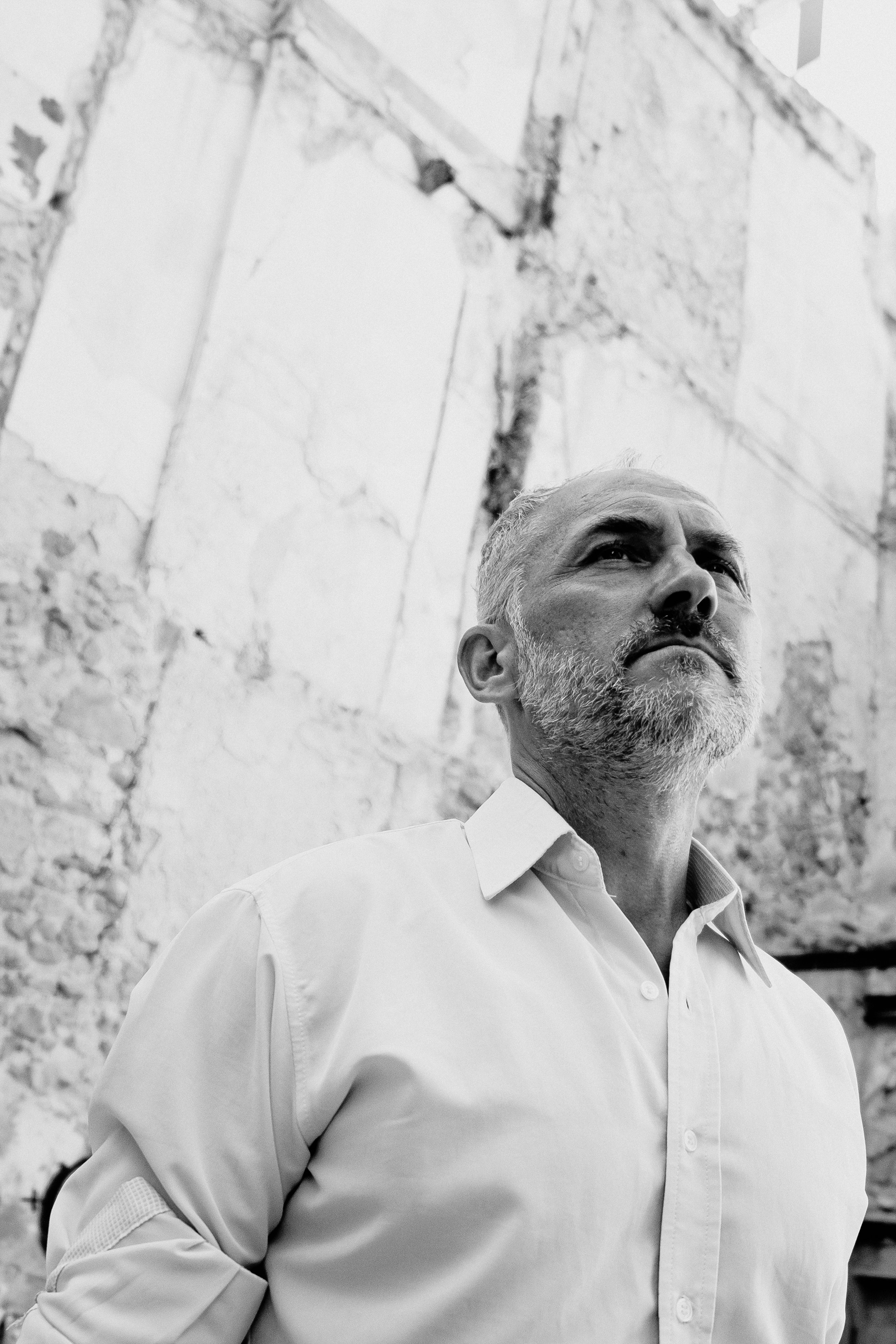 Портретная фотосессия музыканта Robert Skarsbakk в старом городе Аликанте для обложки альбома — Фотограф Андрей Луковников