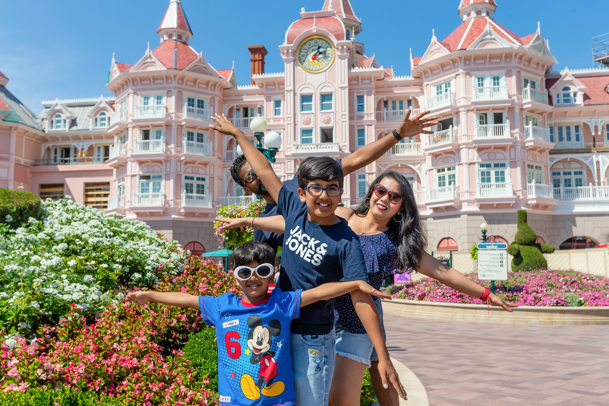 Paris Family Photographer — Artistic Family Photo & Video Experiences with Liya. Photographe à Paris