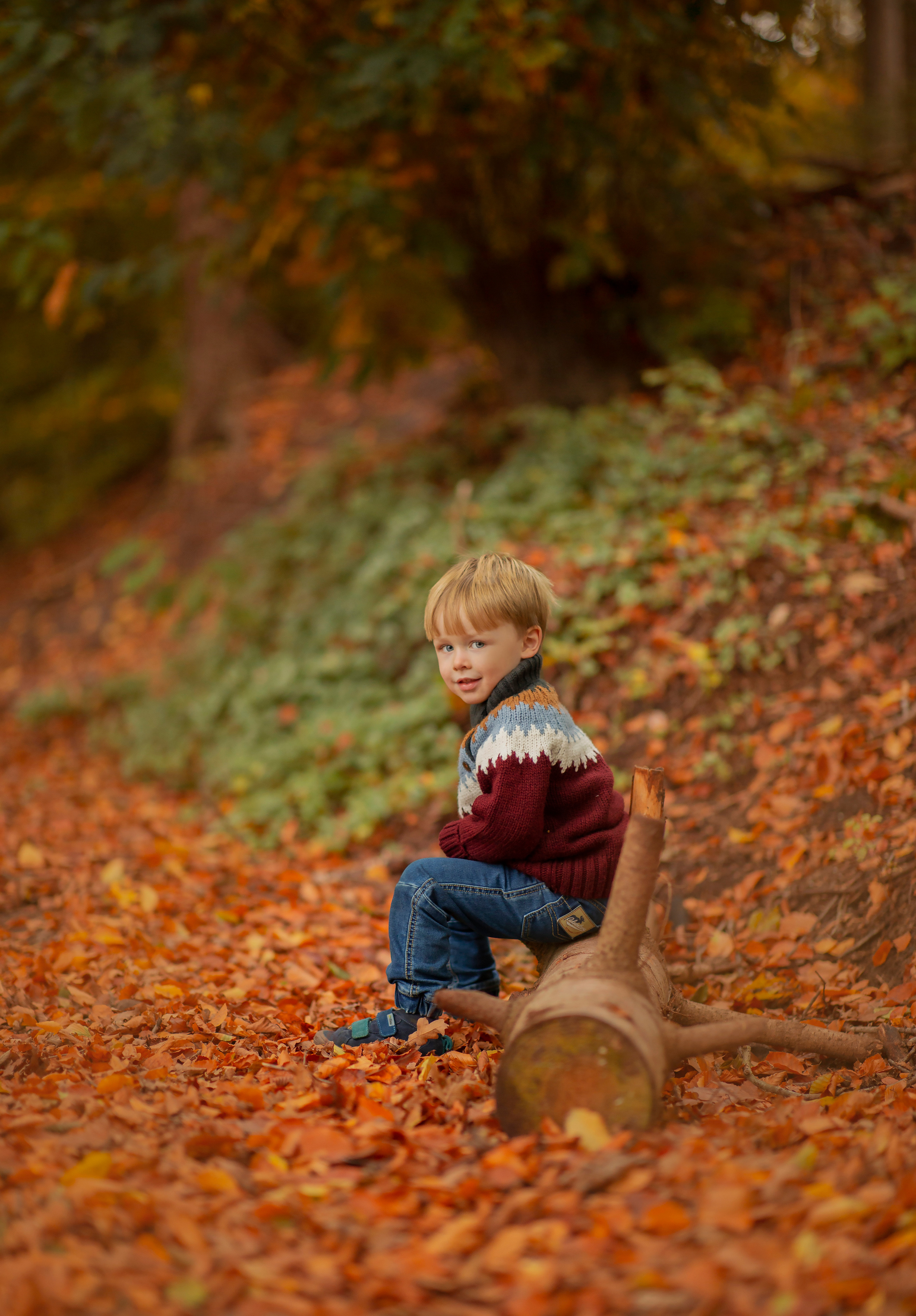 Kleine kinderen in de natuur.