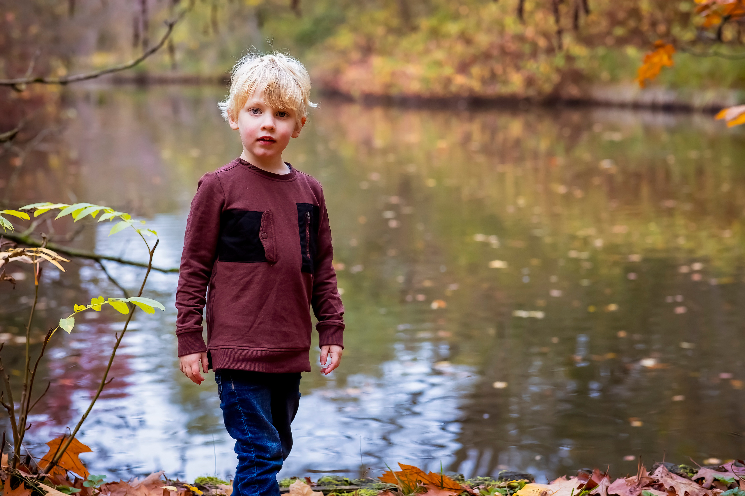 Jonge kinderen die verbinding maken met de natuur.