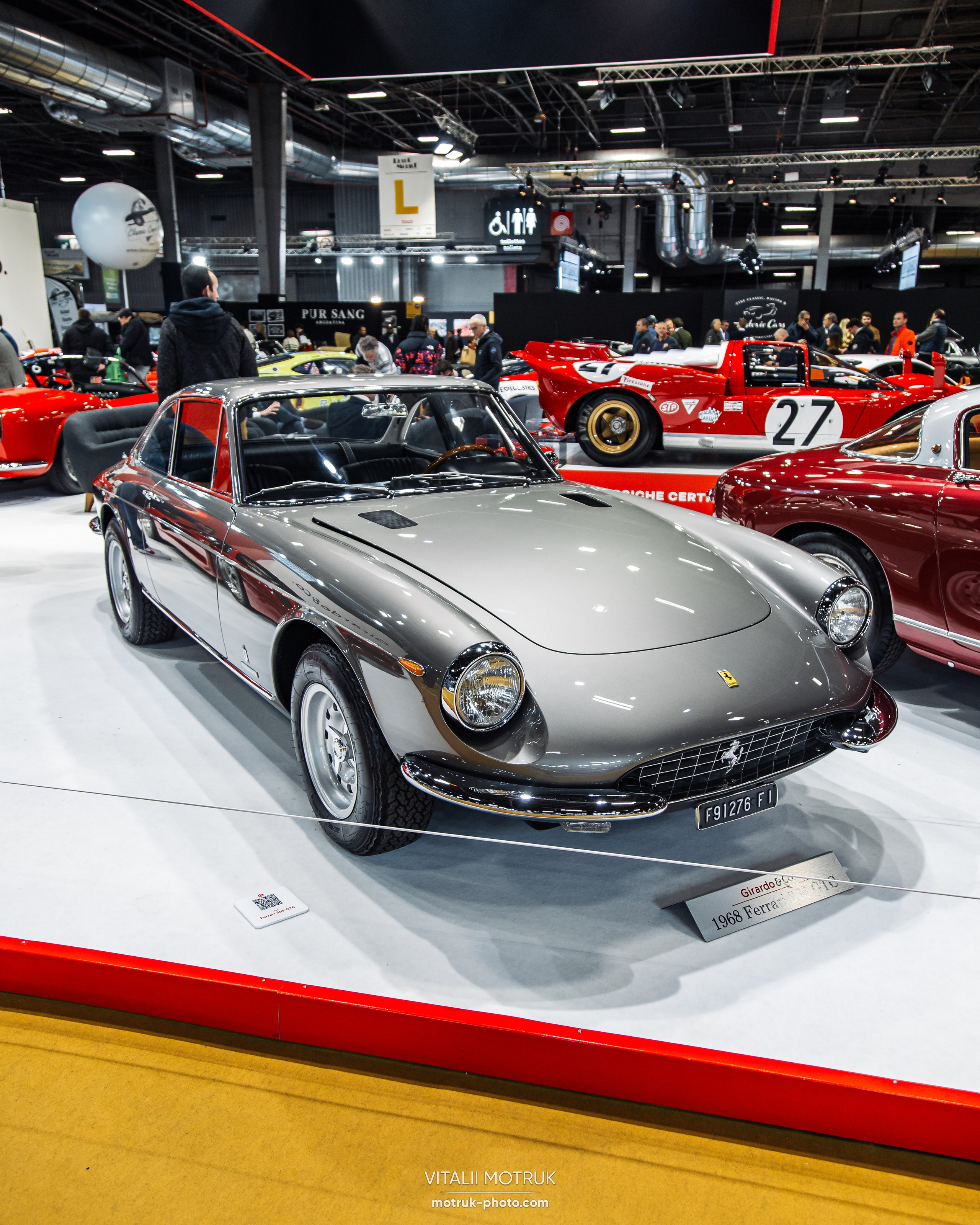 Retromobile 2023. Photographe de voitures à Paris — Vitalii Motruk
