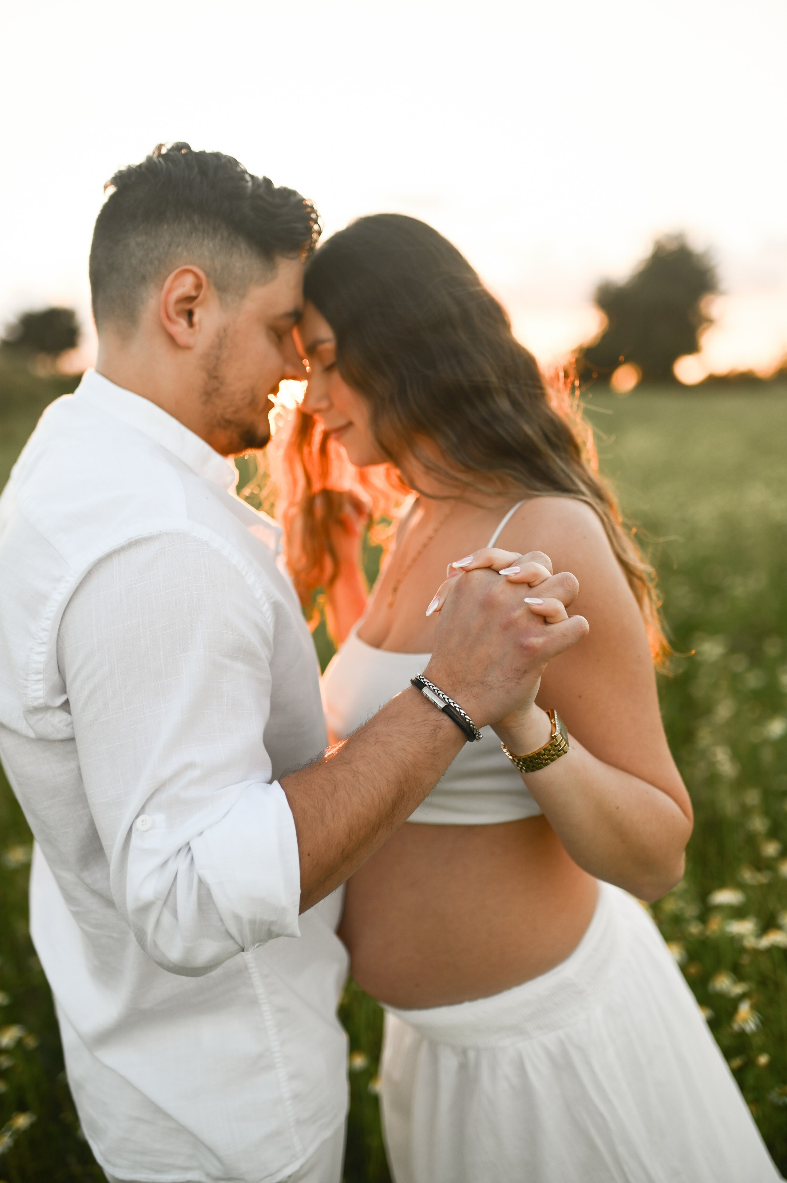 Ρομαντική φωτογράφιση εγκυμοσύνης σε χωράφι με λουλούδια. WELCOME