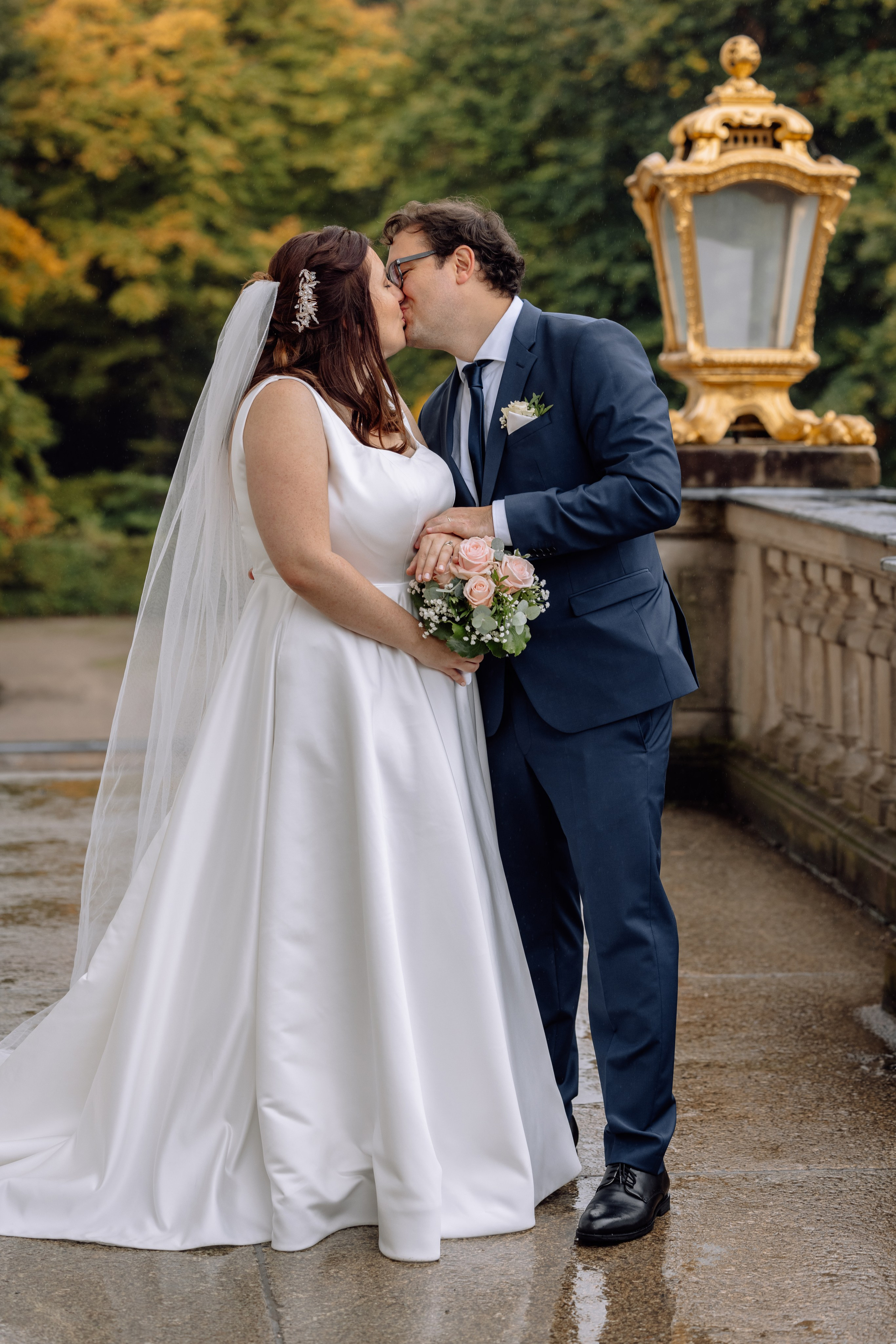 Paar küsst sich vor dem Schloss Nymphenburg