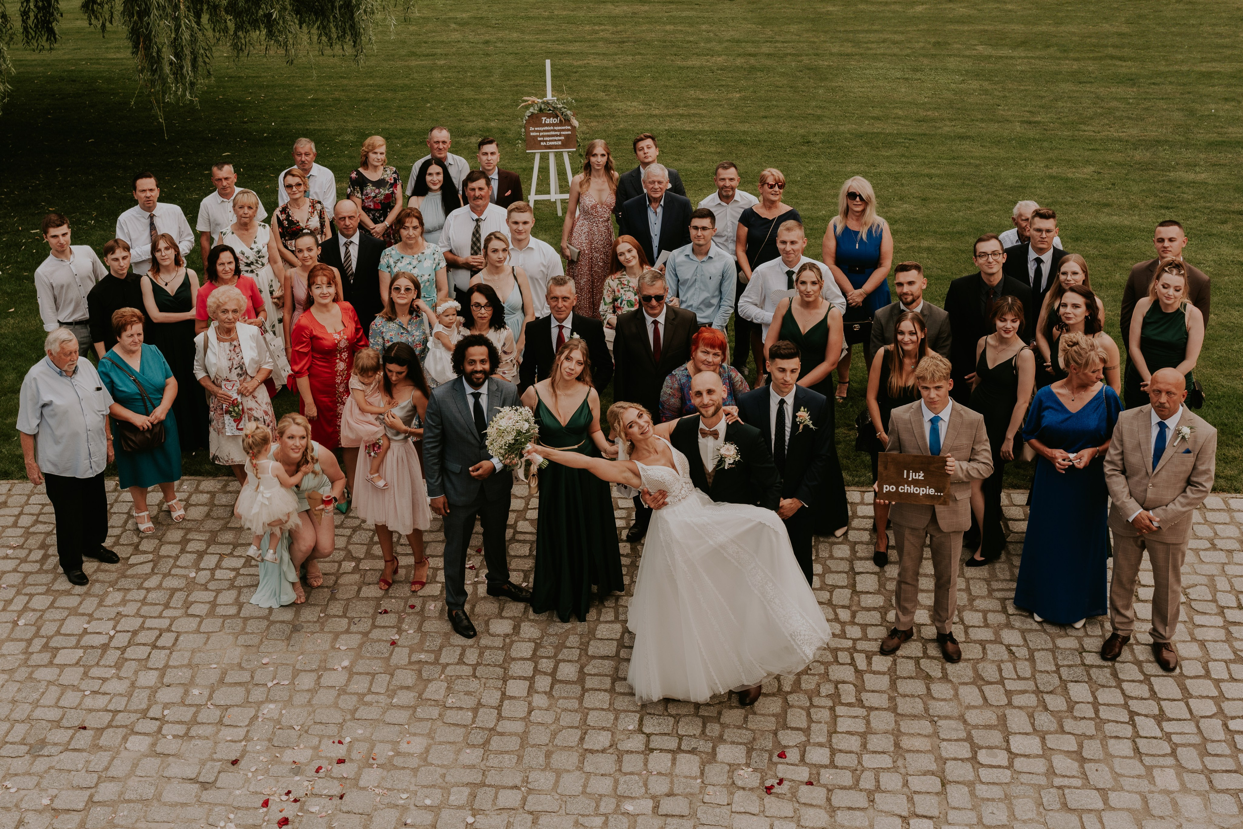 Dwór Wierzbno: plenerowy ślub pod wierzbą. Karkowskafoto - fotografia miłości