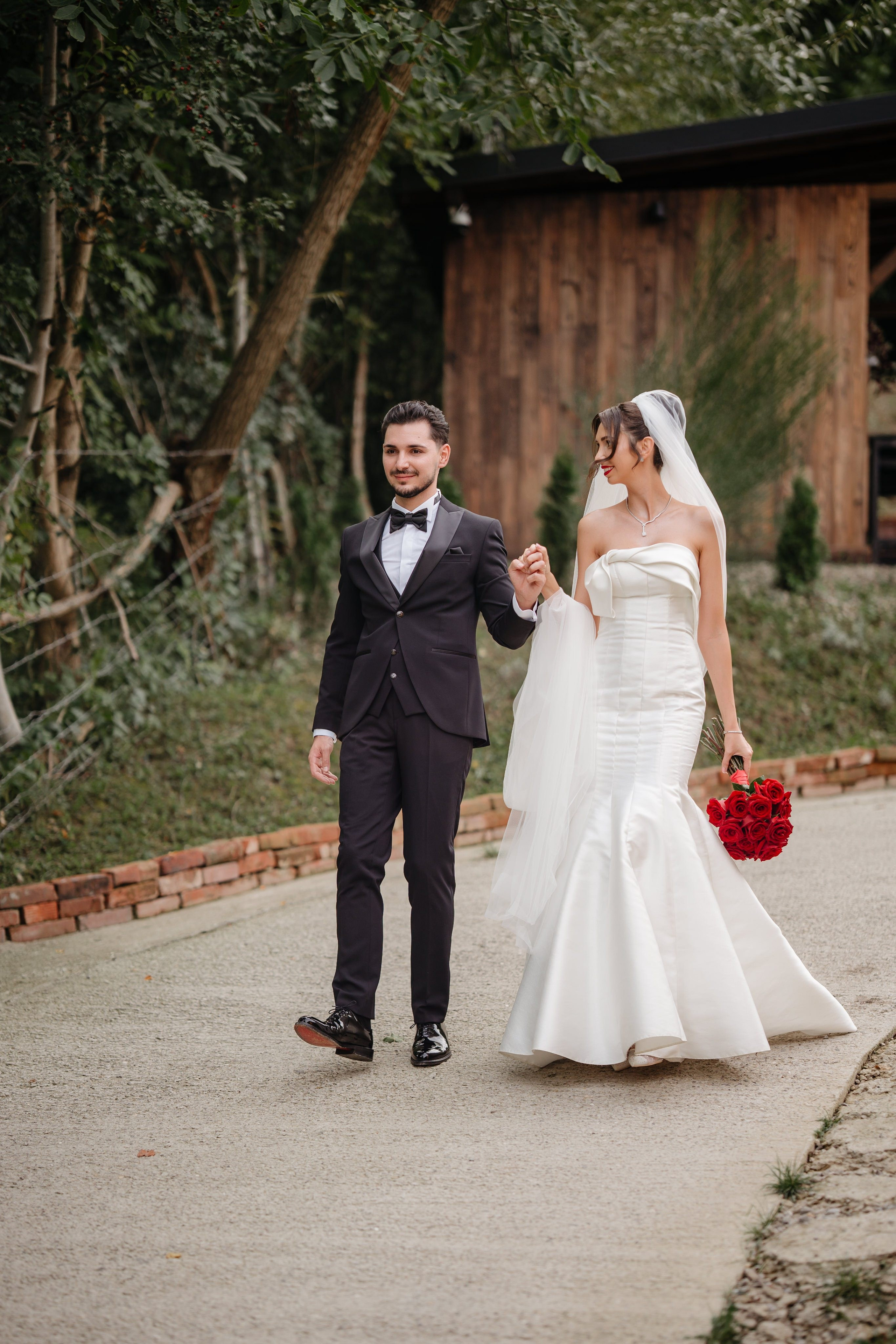 Mirii mergând mână în mână prin pădurea de lângă Cabana Masiv, Bacău.