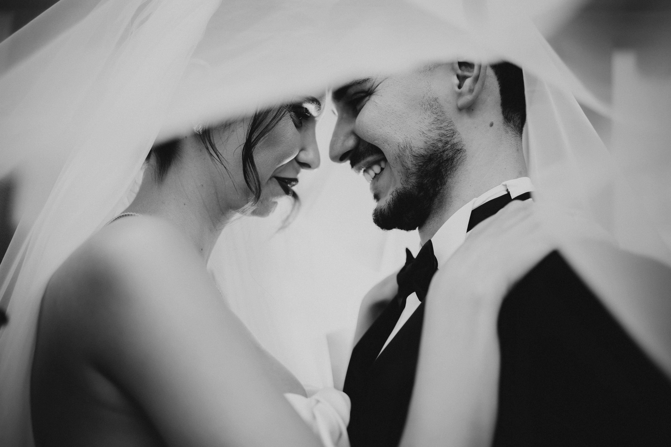 Cadru romantic cu mirii sub voal, ședință foto realizată în județul Bacău.