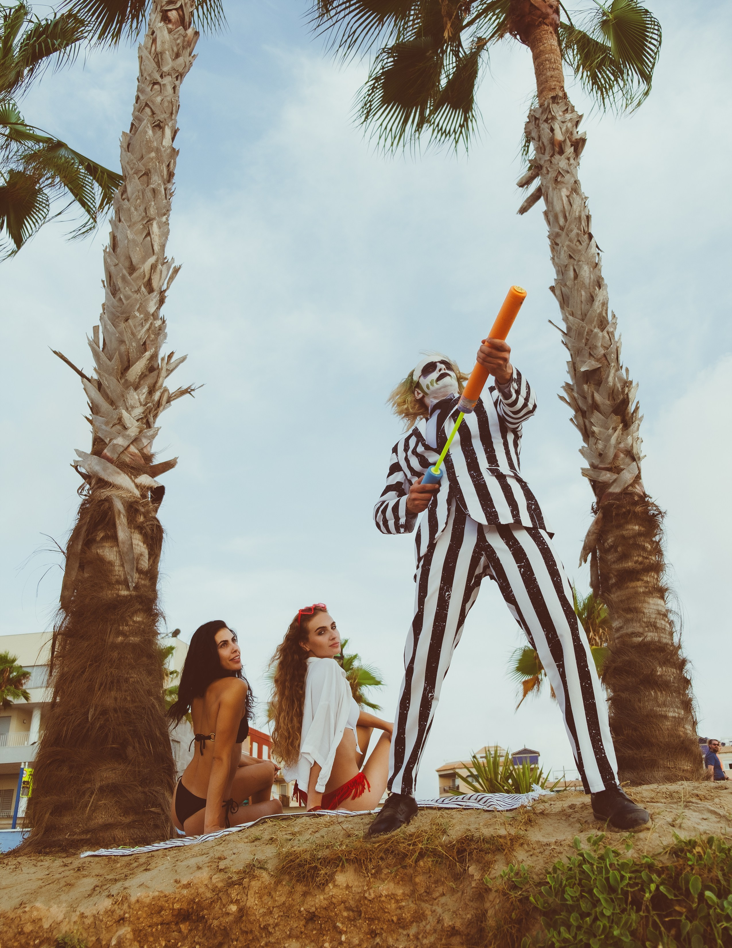 Beetlejuice на море: Экспериментальная фотосессия с цирковыми артистами — Фотограф Андрей Луковников