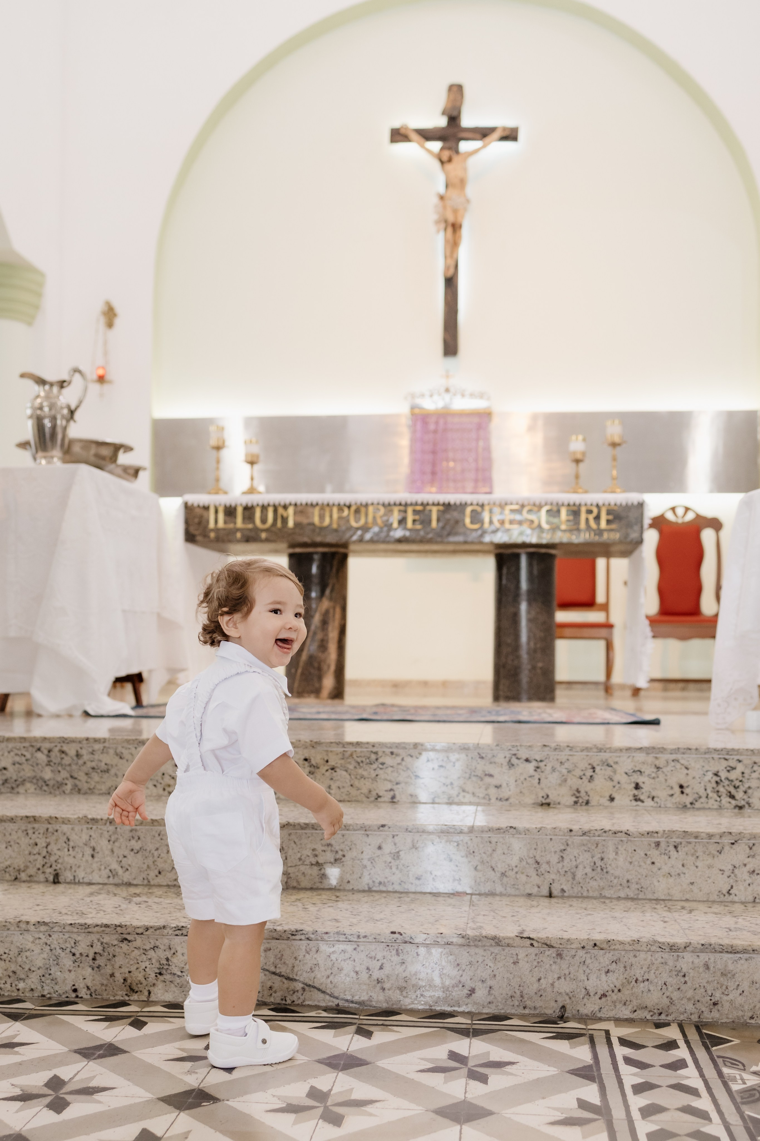 Criança correndo pela igreja, antes do batismo