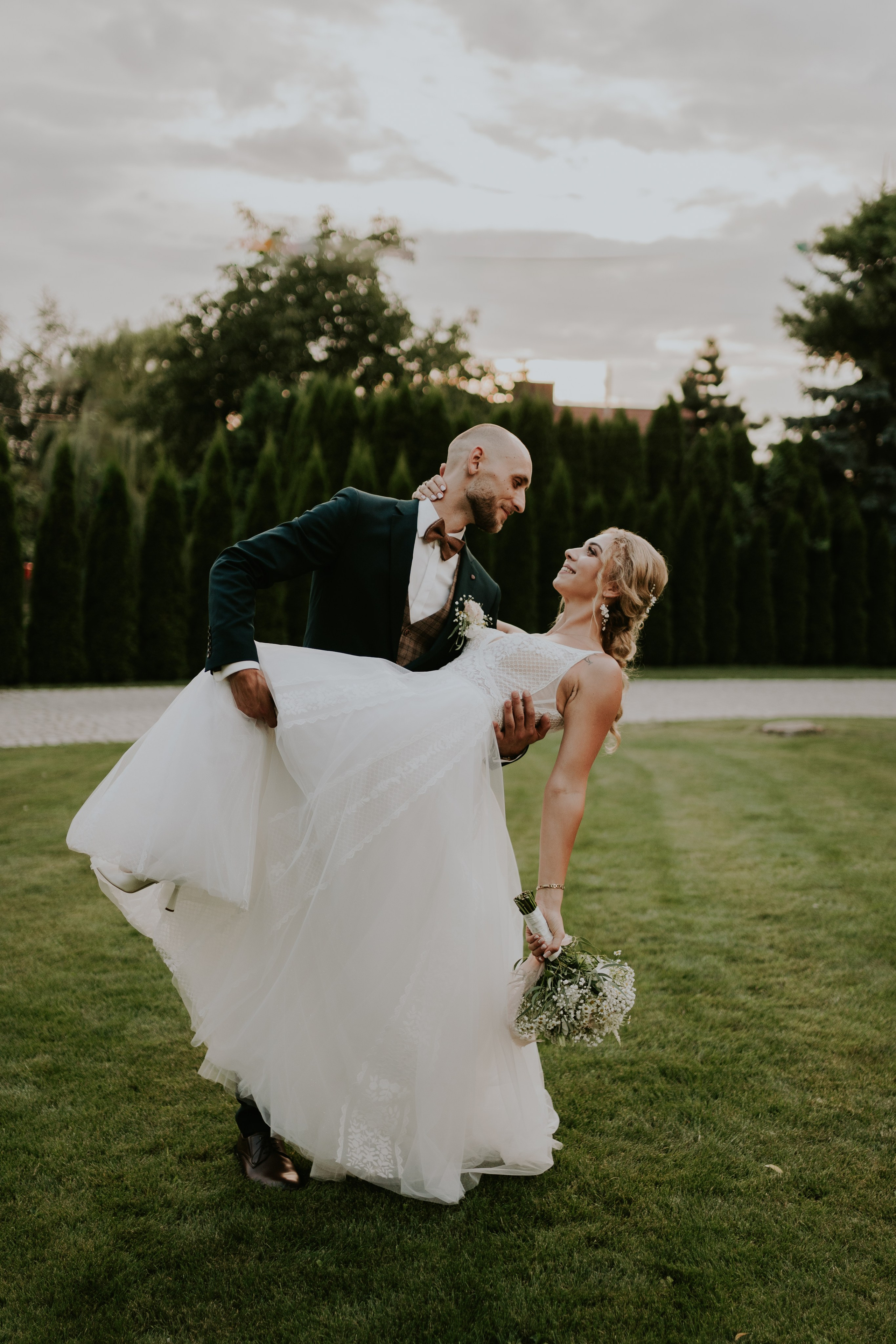 Dwór Wierzbno: plenerowy ślub pod wierzbą. Karkowskafoto - fotografia miłości