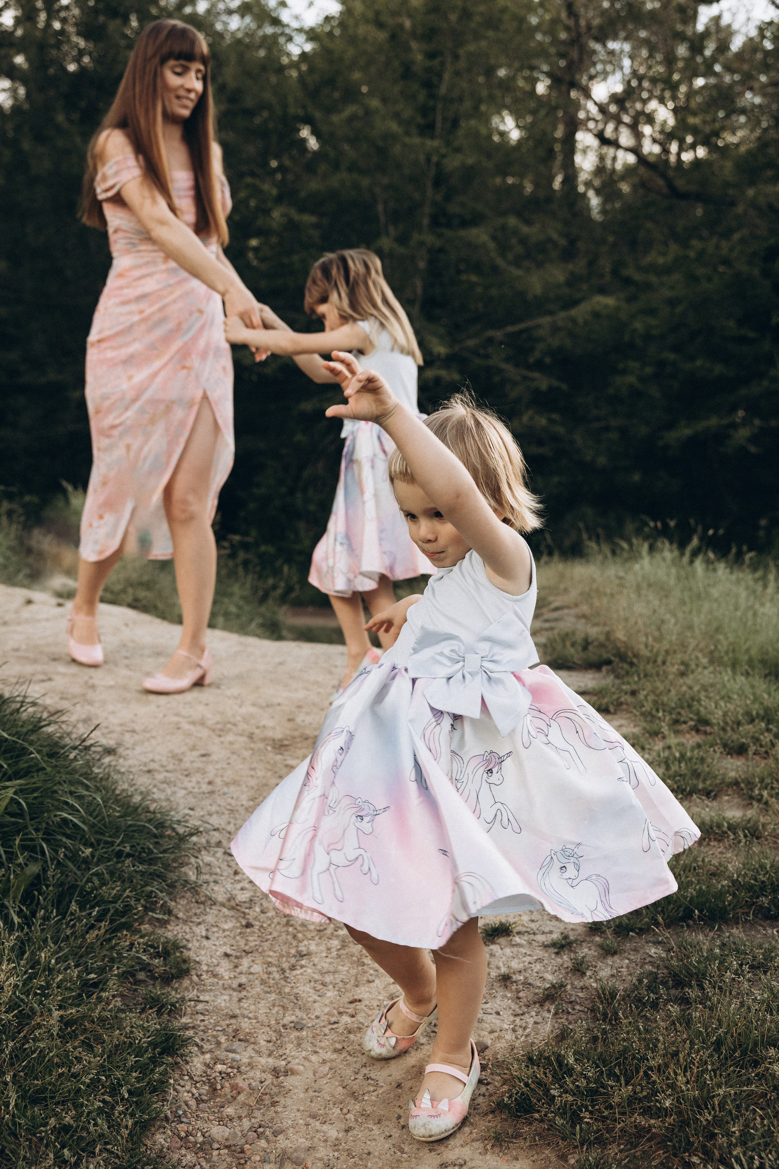 Séance photo en famille Forêt de Bouconne. Eugénie Smirnova — photographe à Toulouse et dans le sud-ouest de la France