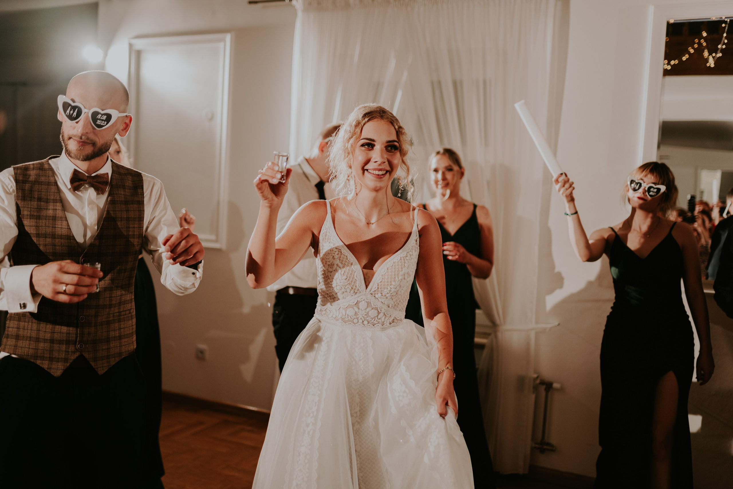 Dwór Wierzbno: plenerowy ślub pod wierzbą. Karkowskafoto - fotografia miłości