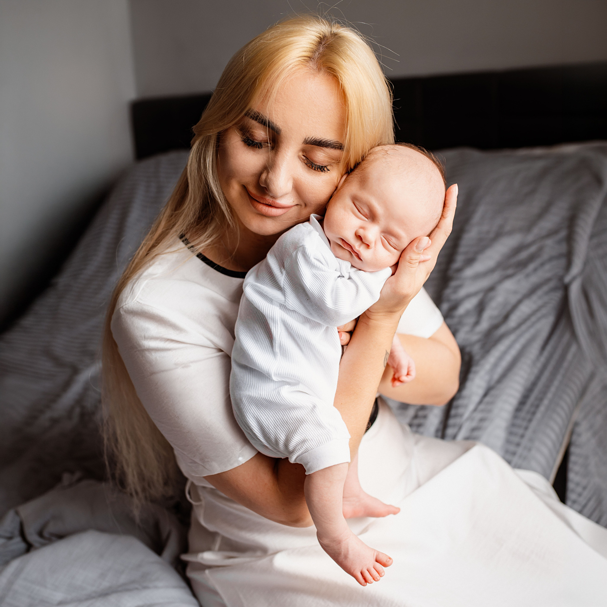 Newborn Photography at Home in Prague | Yana Stelmakh