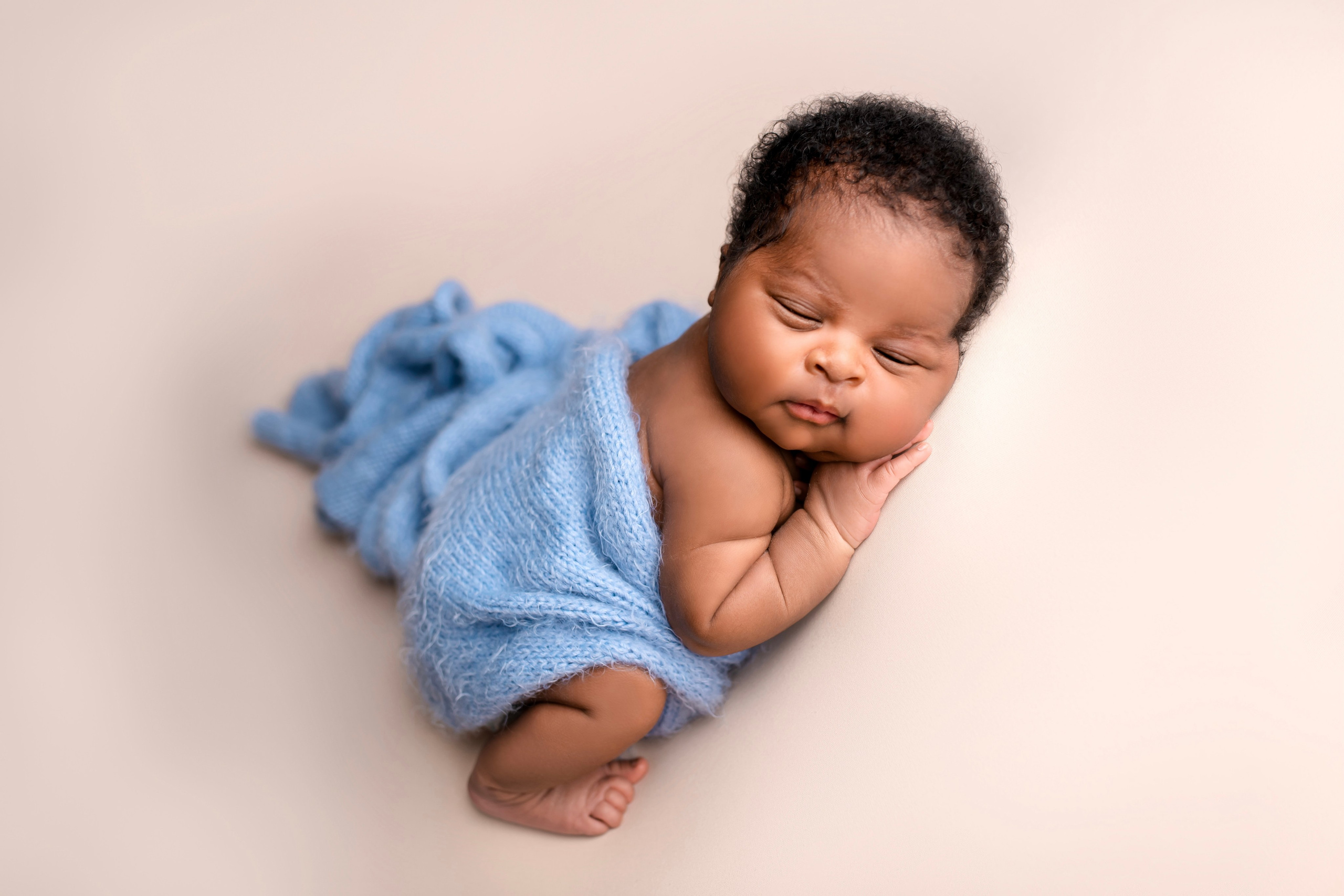 Newborn Photographer in Prague Yana Stelmakh