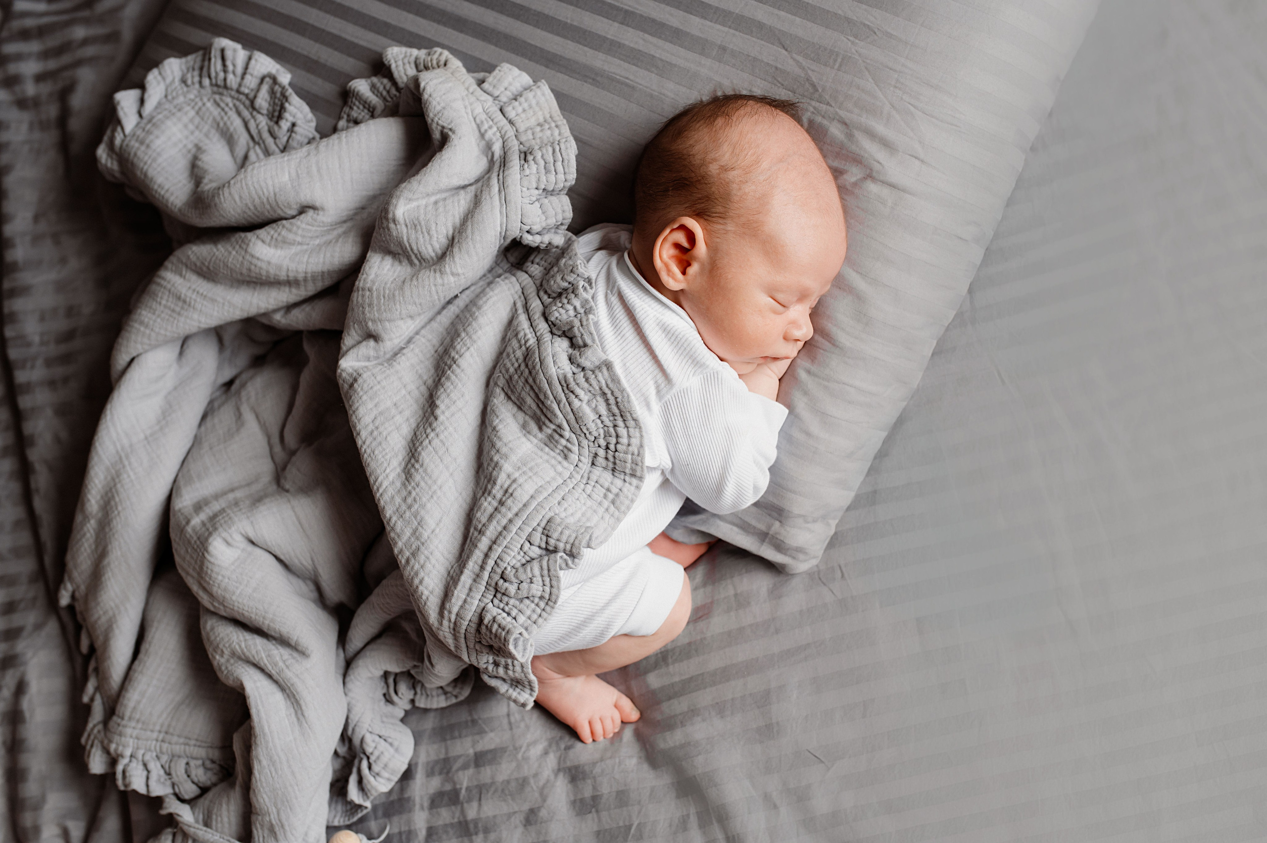 Newborn Photography at Home in Prague | Yana Stelmakh