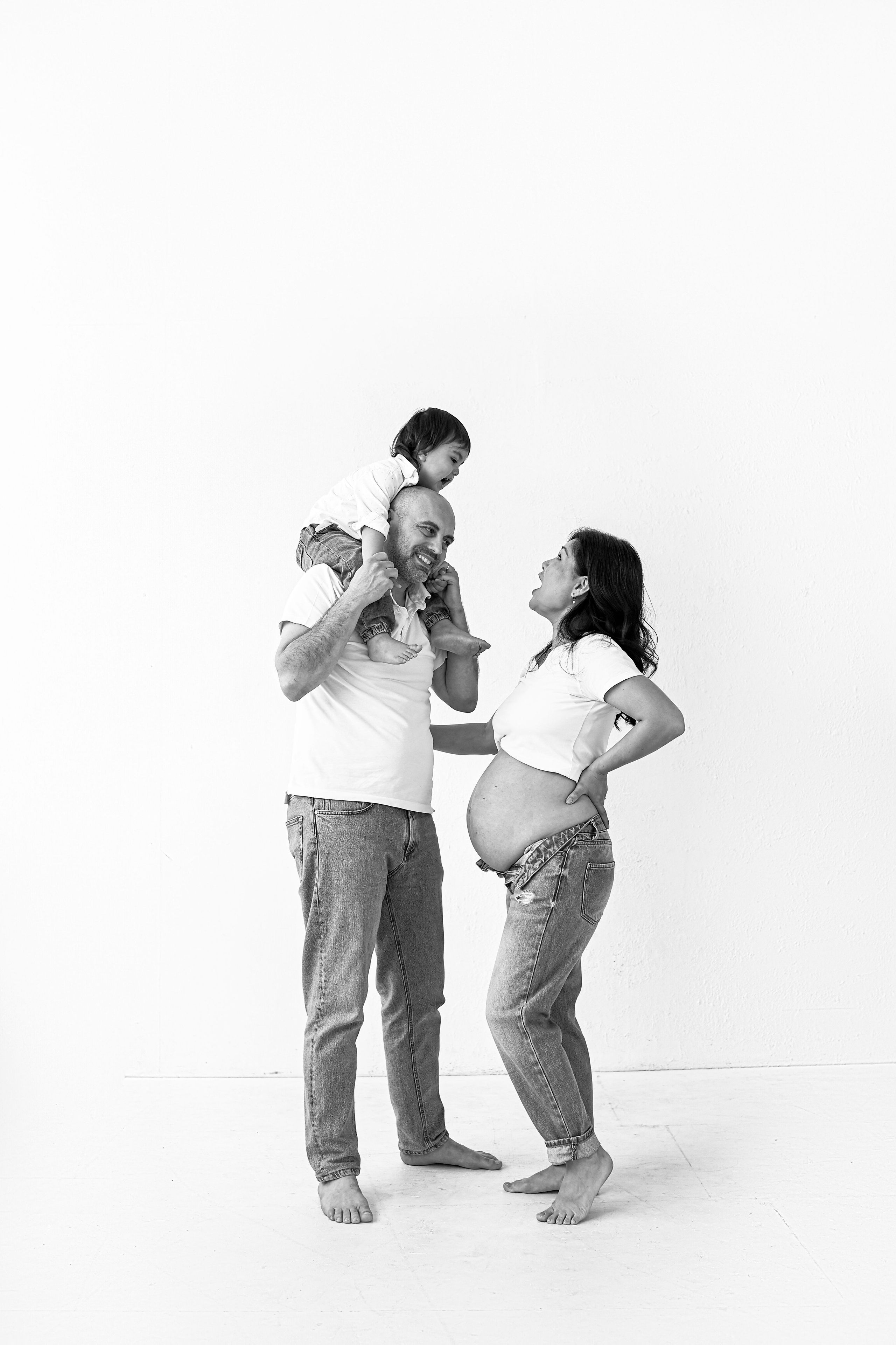 Maternity photoshoot with partner in Prague