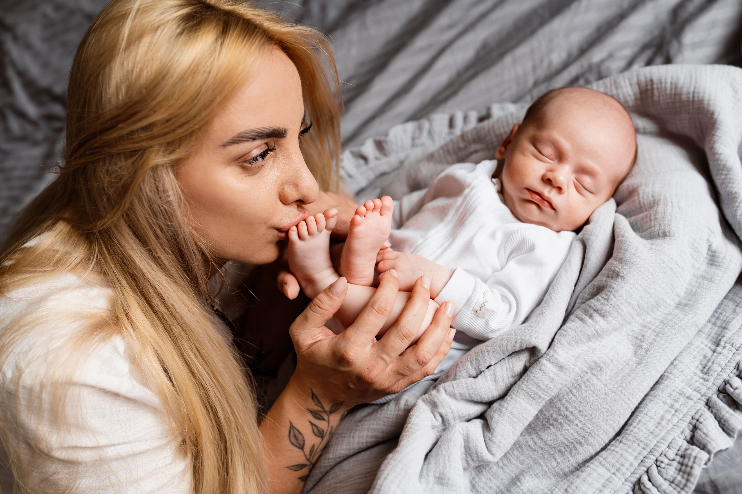 Newborn Photography at Home in Prague | Yana Stelmakh