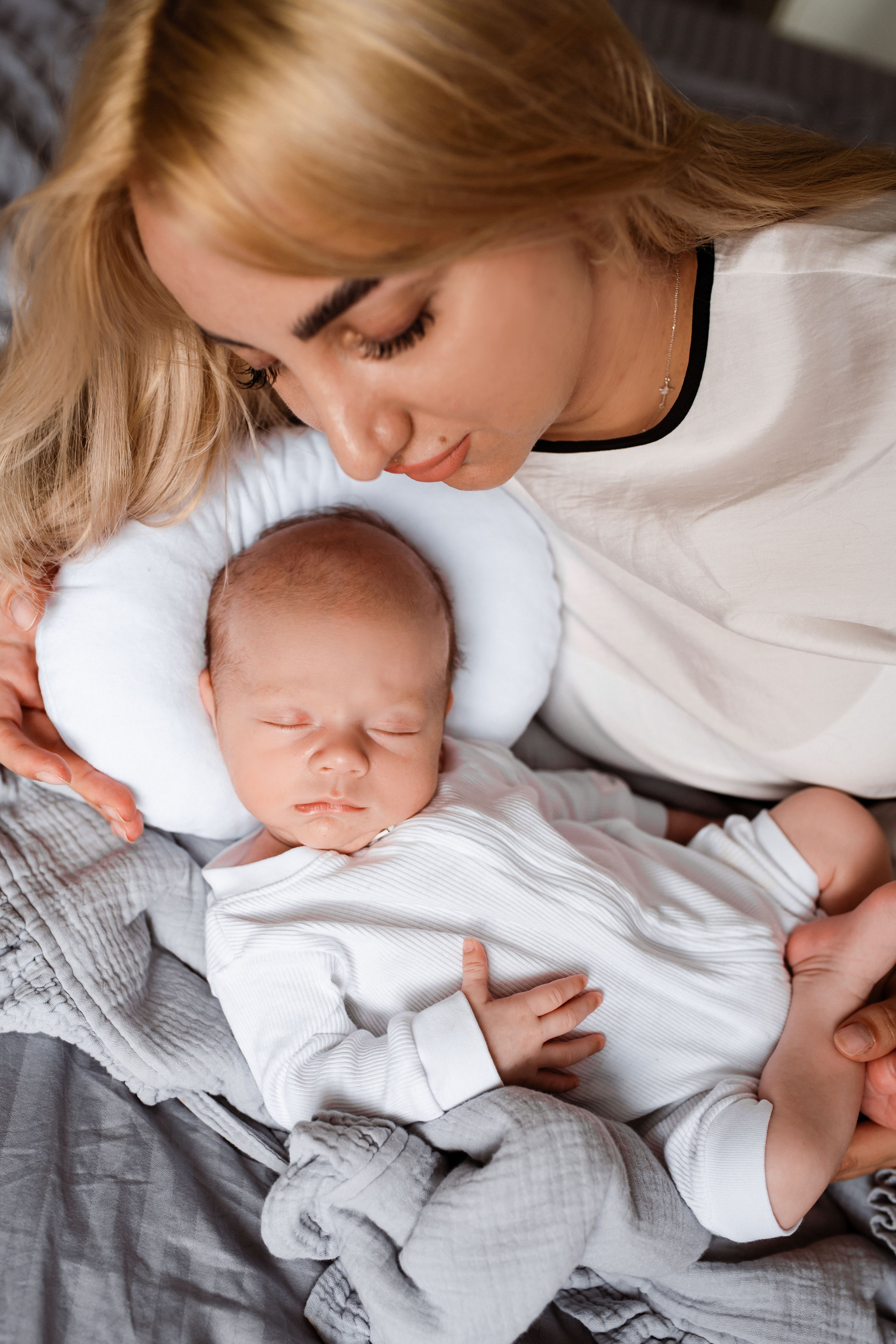 Newborn Photography at Home in Prague | Yana Stelmakh