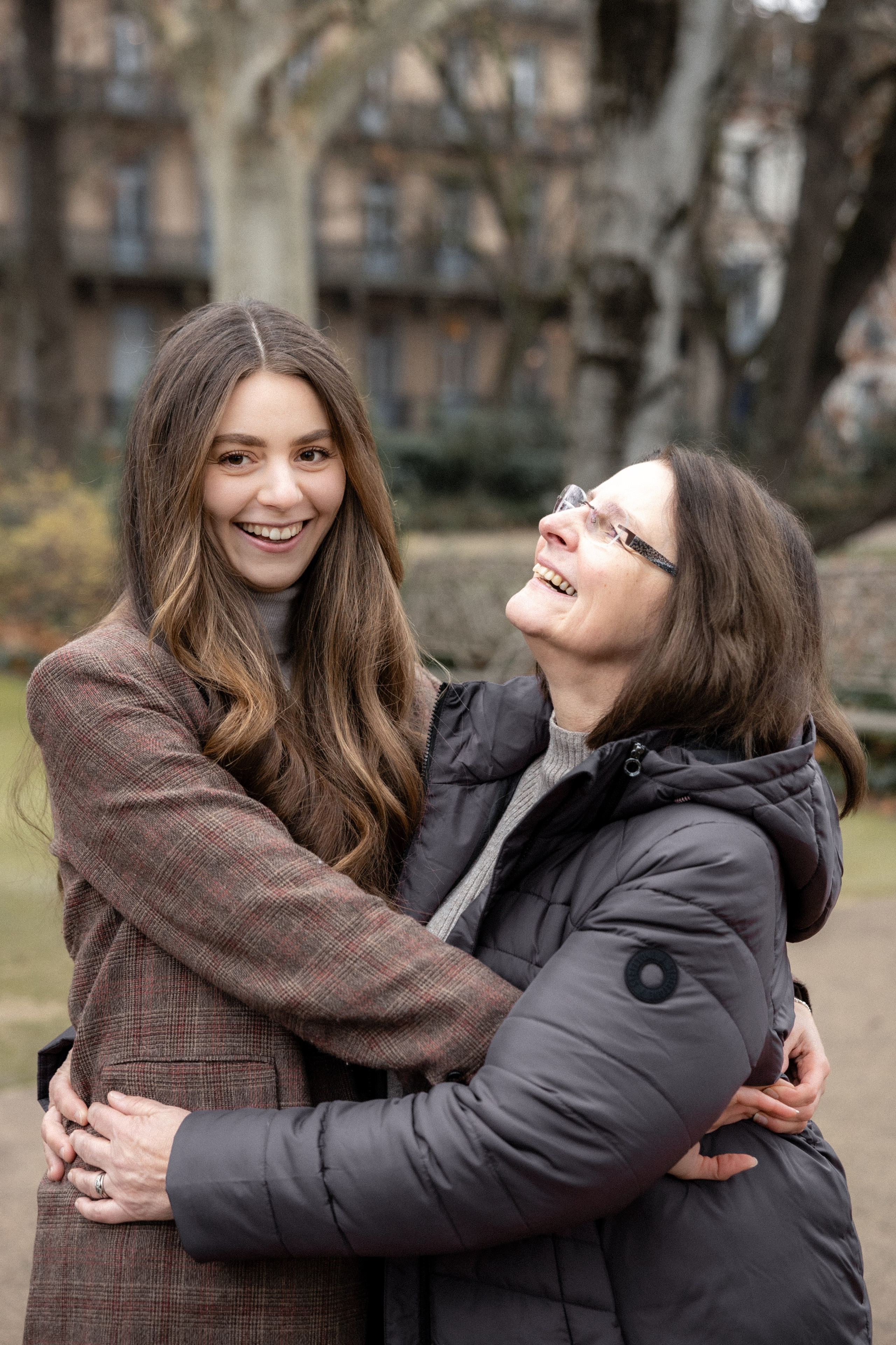 Family photoshoot with adult kids in Toulouse, Jardin des Plants. Eugénie Smirnova — your photographer in Toulouse and southwest France
