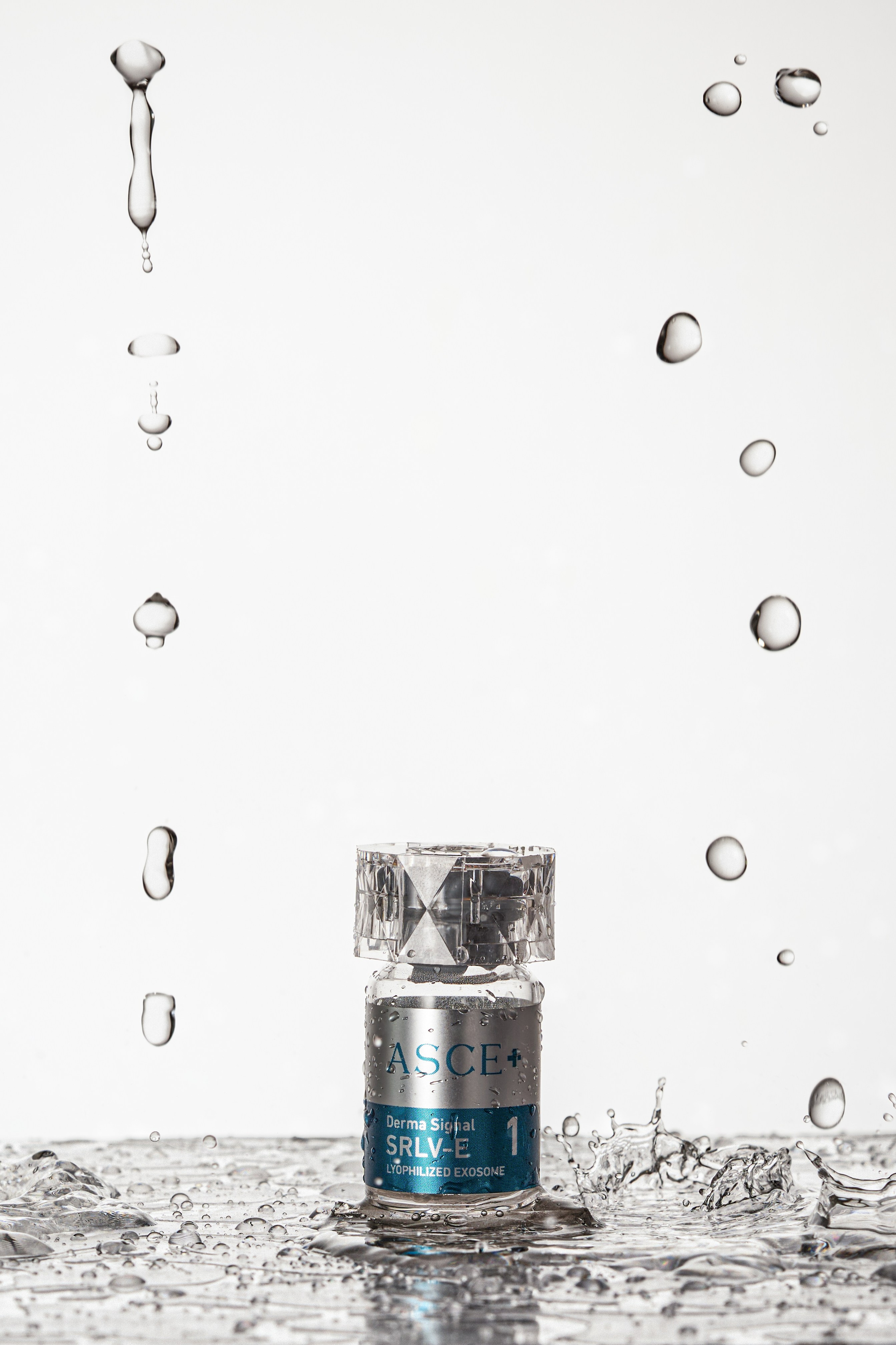 Foto publicitaria de un bolso de mano elegante sobre una superficie texturizada