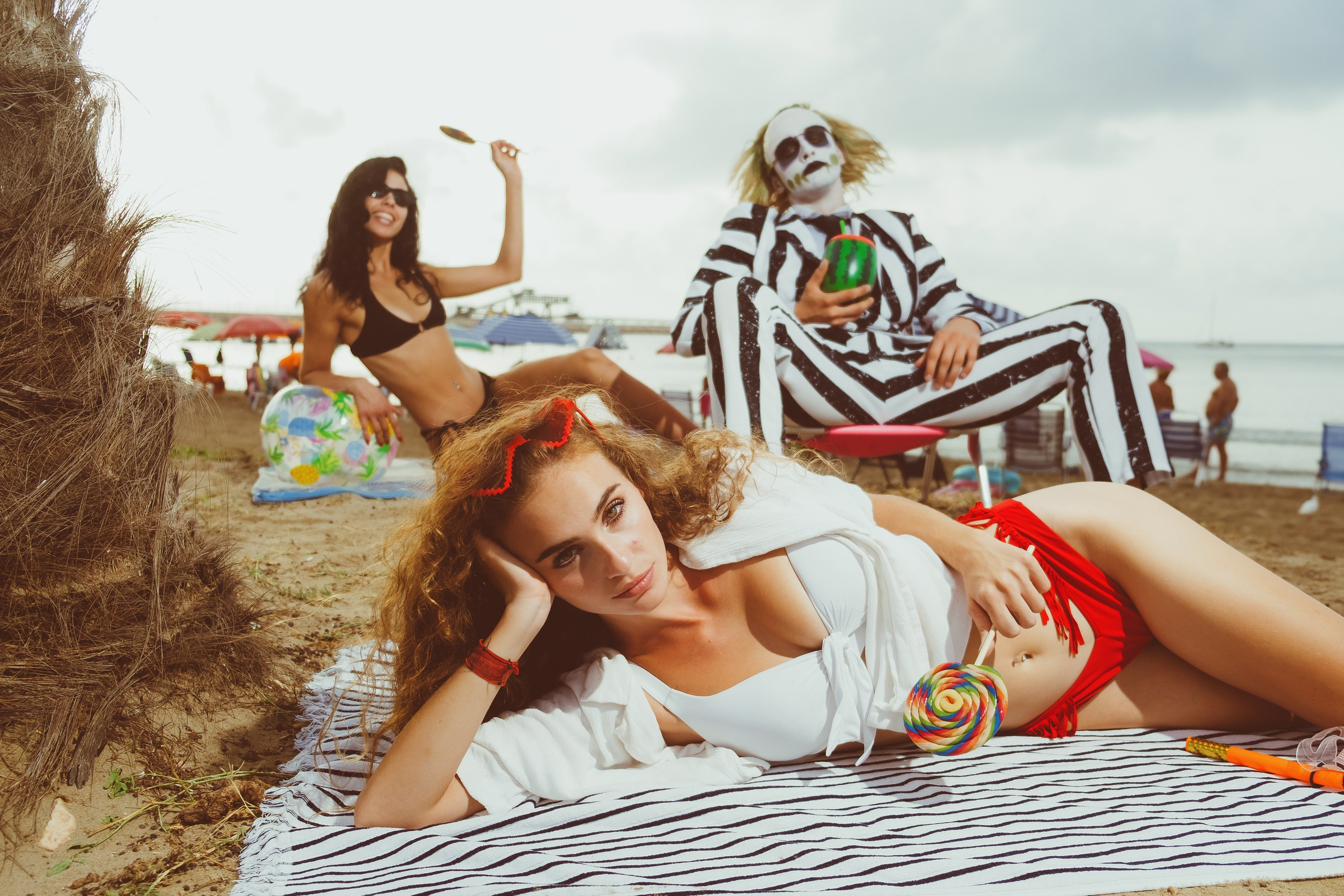 Beetlejuice на море: Экспериментальная фотосессия с цирковыми артистами — Фотограф Андрей Луковников