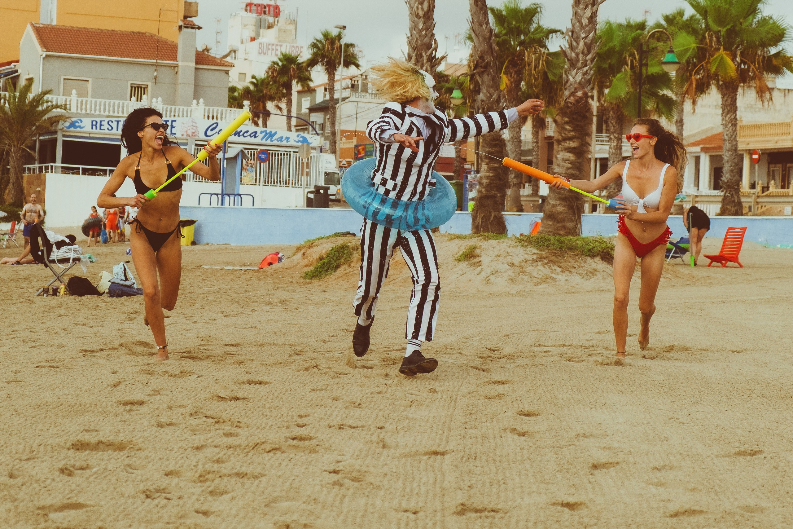 Beetlejuice на море: Экспериментальная фотосессия с цирковыми артистами — Фотограф Андрей Луковников