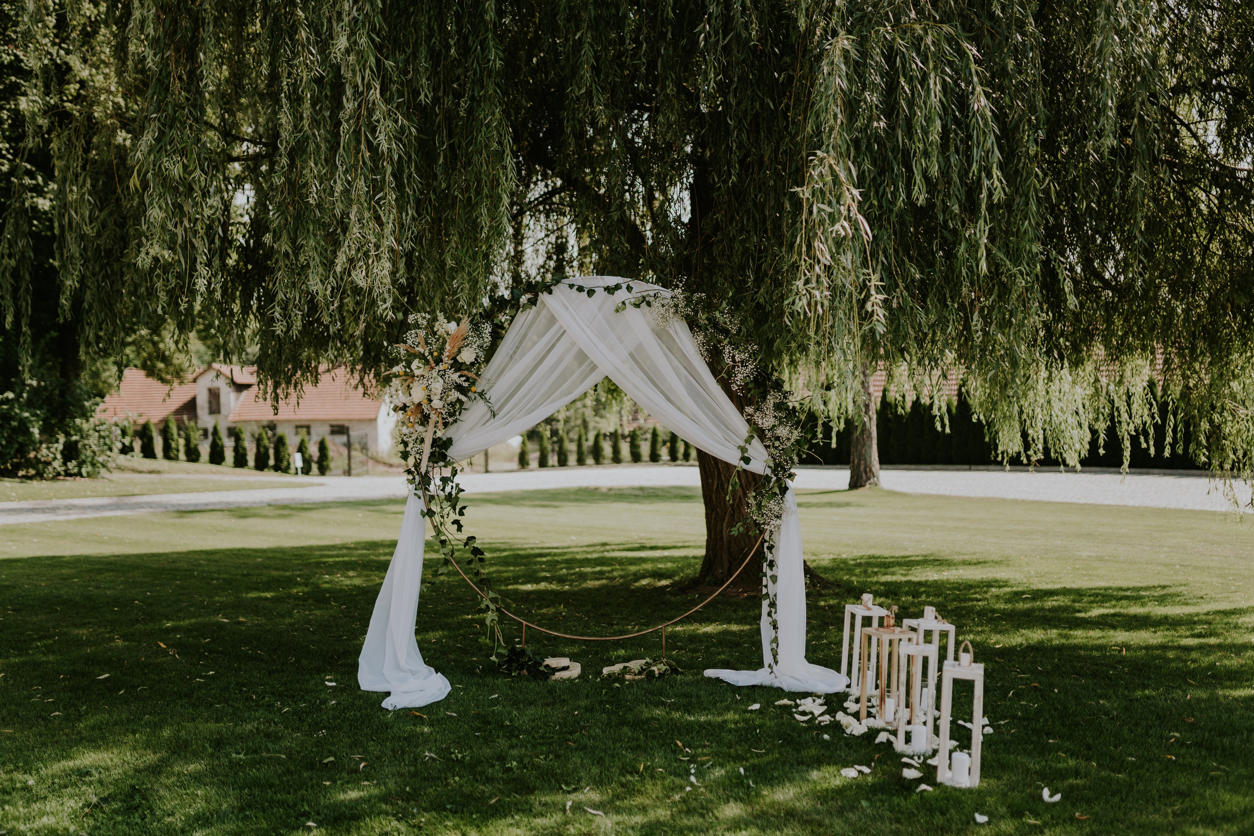 Dwór Wierzbno: plenerowy ślub pod wierzbą. Karkowskafoto - fotografia miłości