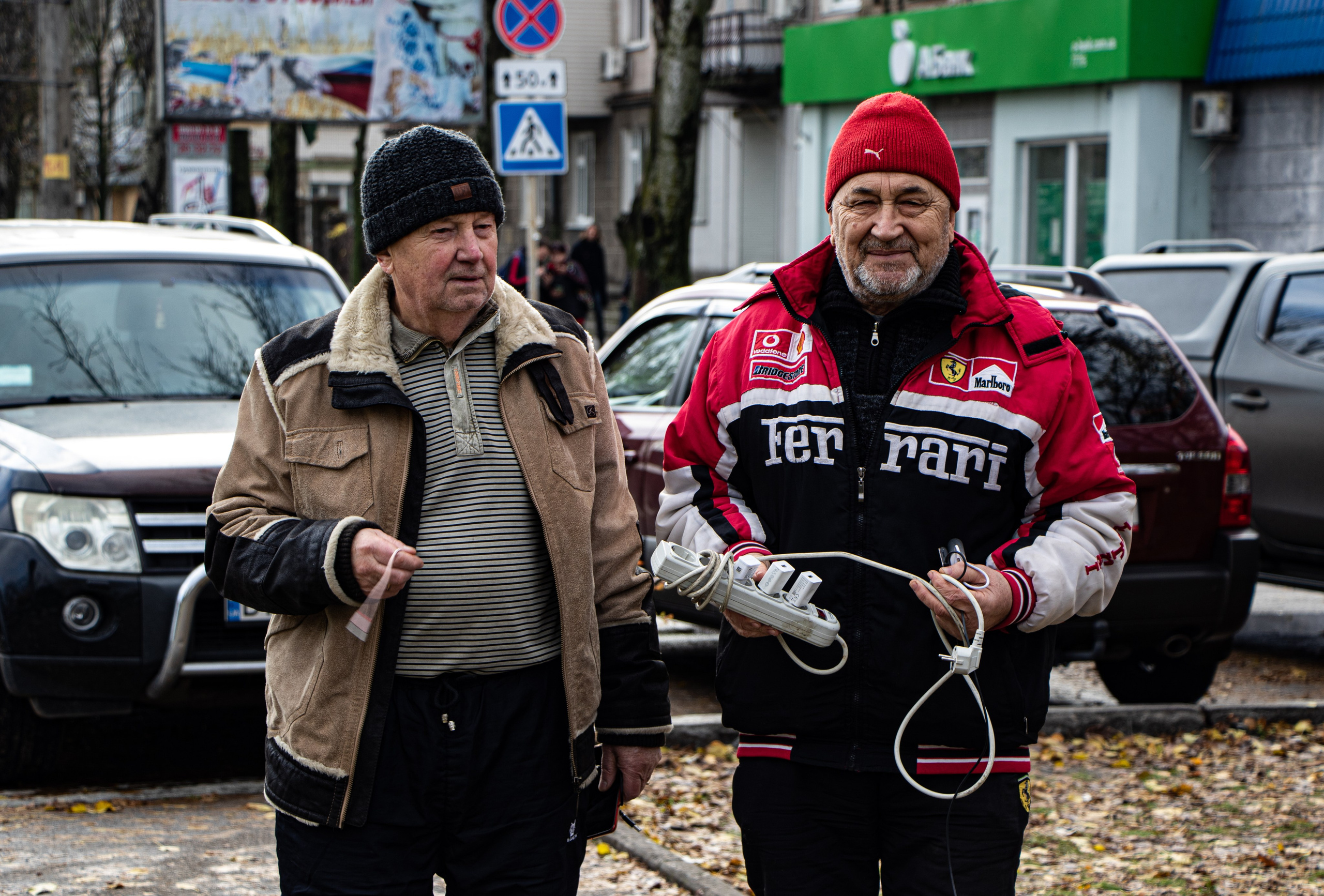 Après la libération de Kherson, les habitants branchent des générateurs et sortent des multiprises pour recharger leurs appareils. Sous le joug russe, les coupures de courant étaient fréquentes, faisant des blackouts une réalité quotidienne.